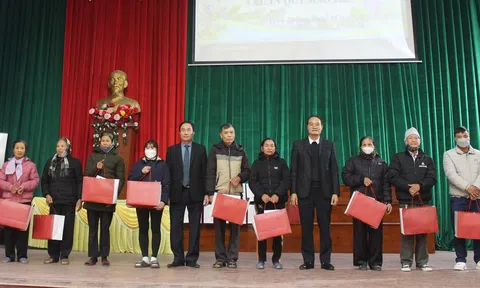 Vĩnh Phúc: Trao 50 suất quà Tết cho những hộ có hoàn cảnh khó khăn ở huyện Vĩnh Tường