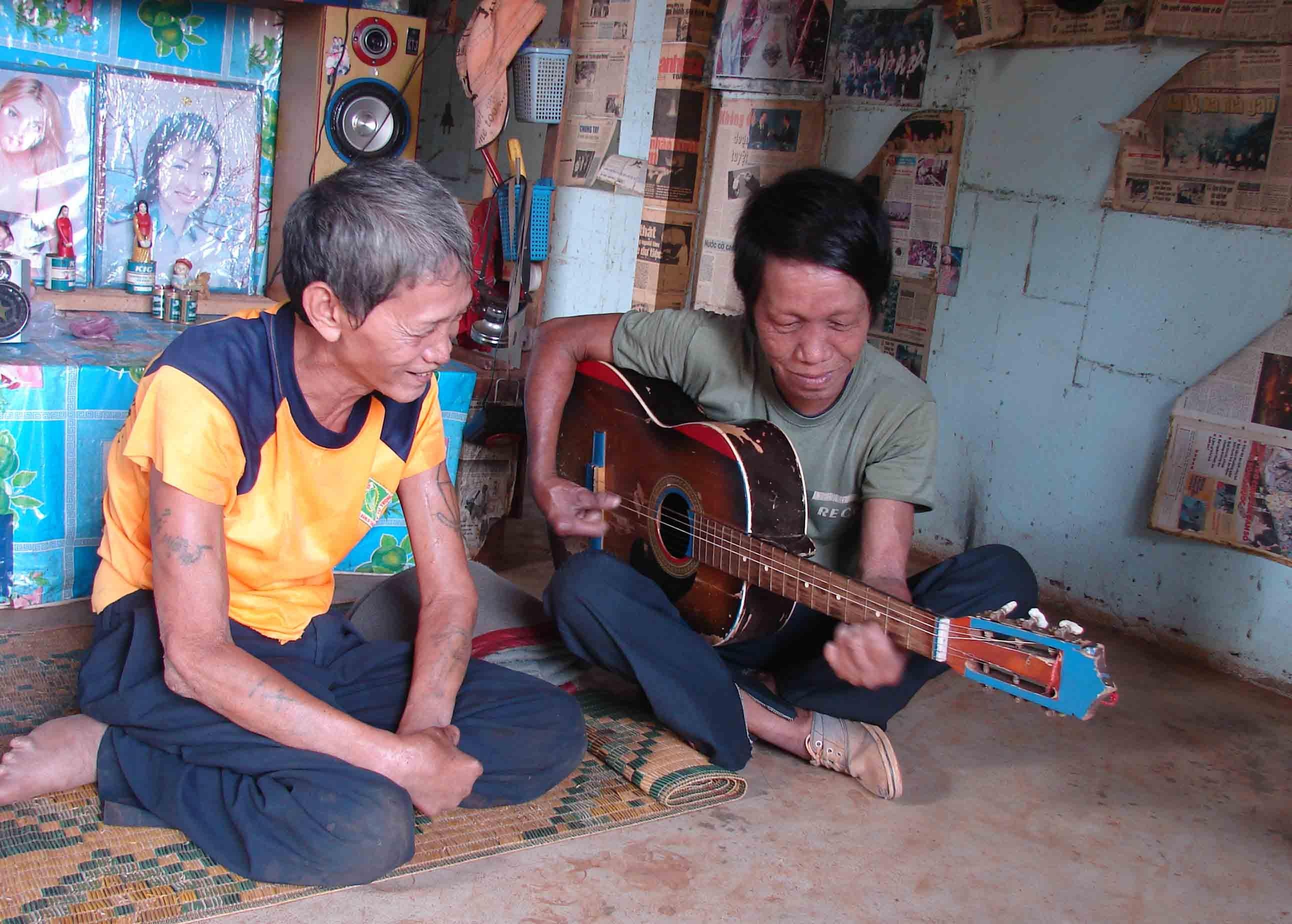 nghe-si-pui-deo-va-pui-duoi-ben-chiec-dan-gita-1780039129.jpg