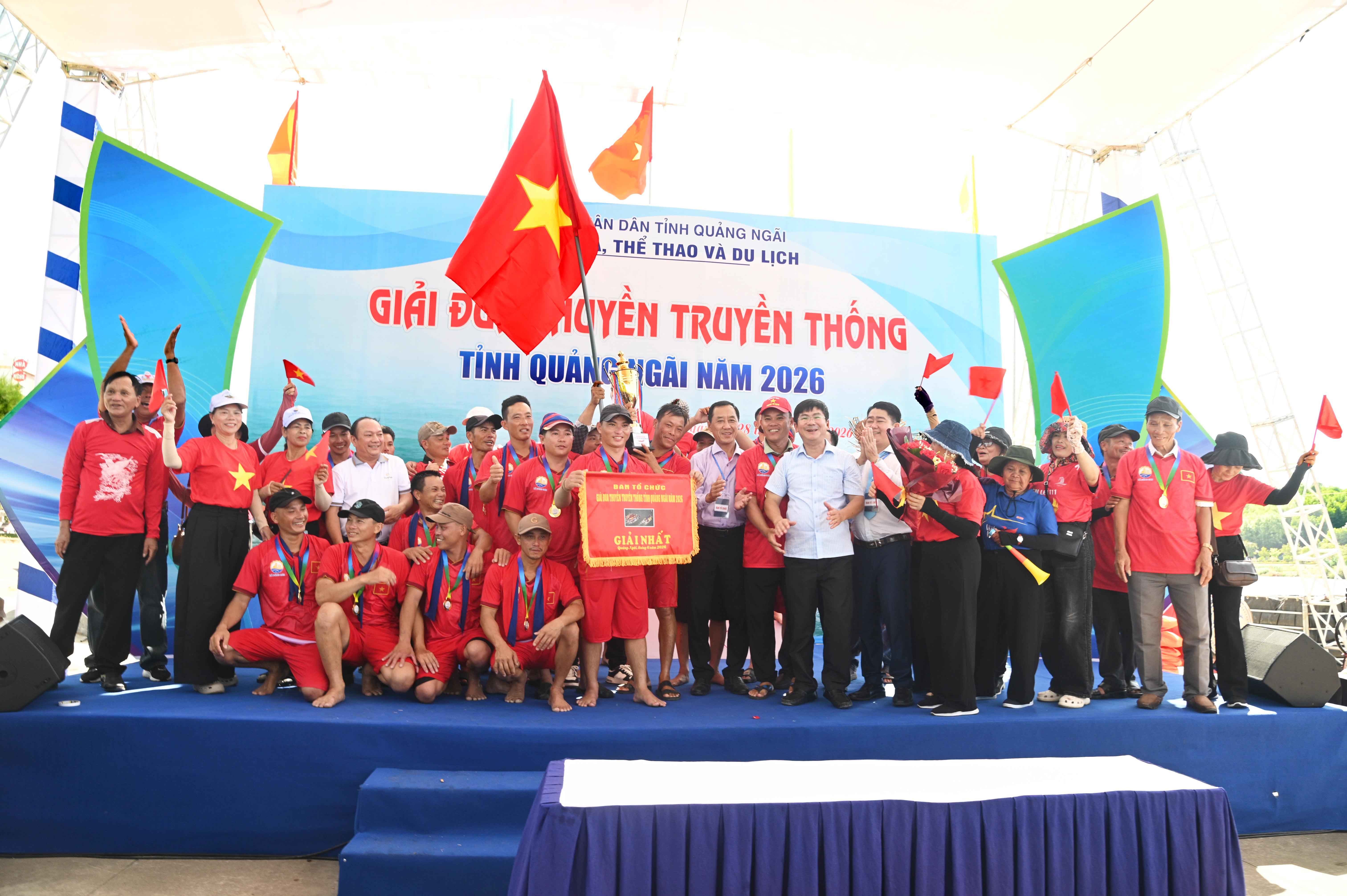 7-ban-to-chuc-trao-giai-nhat-cho-doi-thuyen-xa-dong-son-anh-nguyen-dang-lam-1782549293.jpg