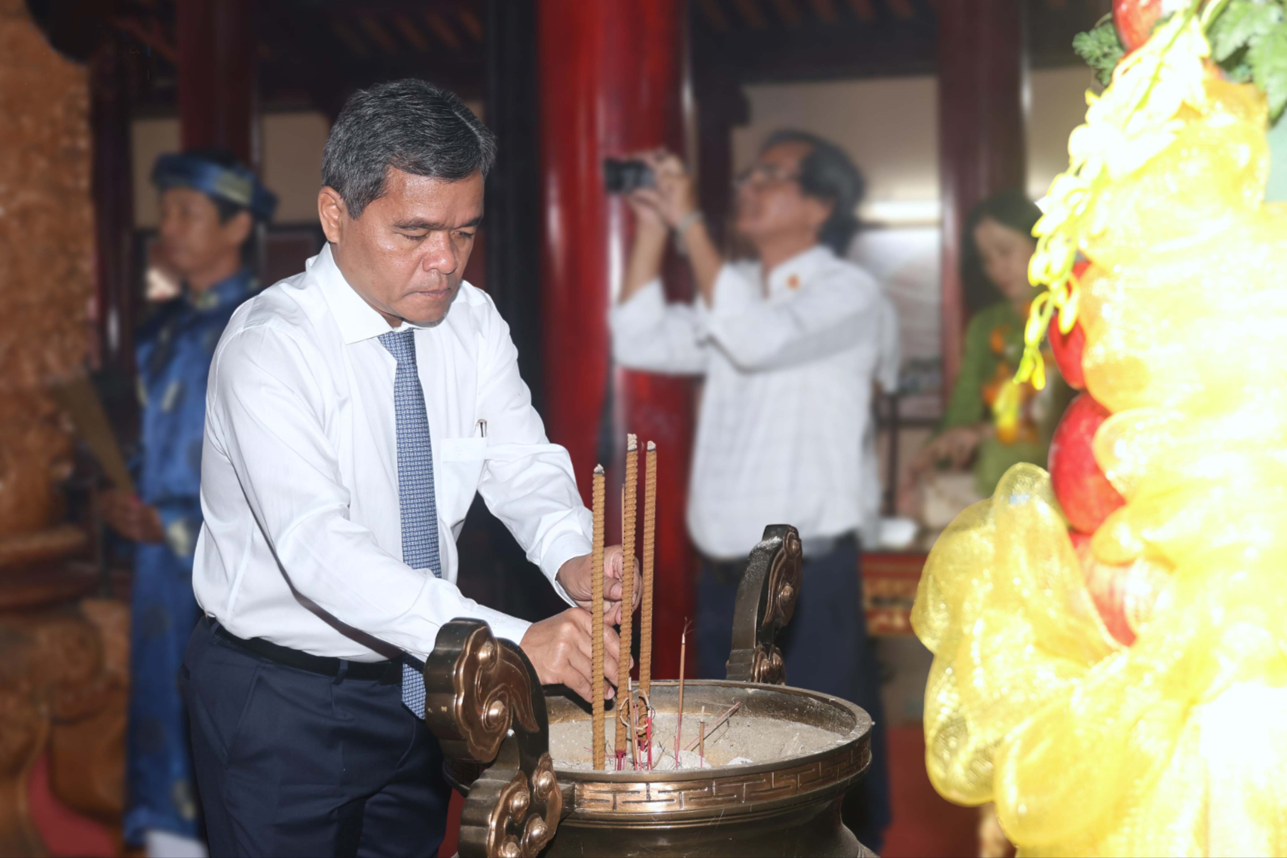 4-uy-vien-trung-uong-dang-bi-thu-tinh-uy-ho-van-nien-dang-huong-bay-to-long-thanh-kinh-va-biet-on-sau-sac-doi-voi-tran-quoc-cong-bui-ta-han-1782634321.jpg