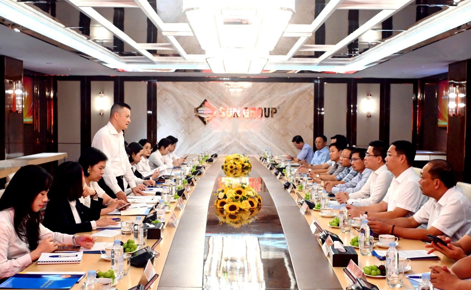 1-quang-canh-buoi-lam-viec-giua-sun-group-voi-ubnd-tinh-quang-ngai-1783390951.jpg