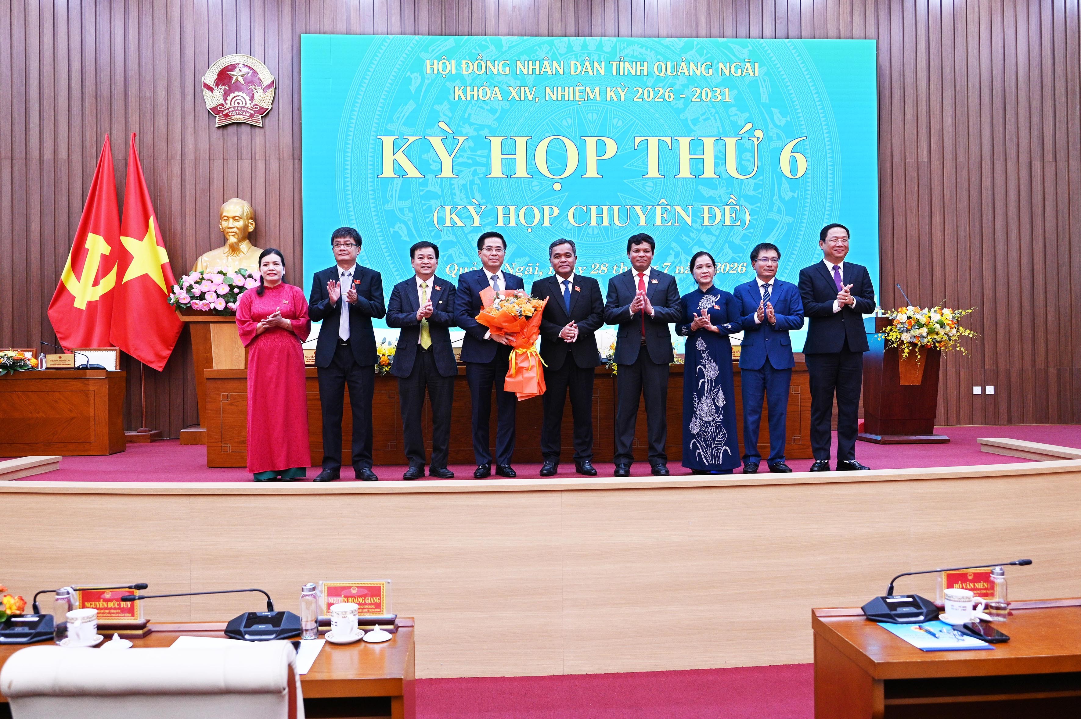 6-dong-chi-bi-thu-tinh-uy-quang-ngai-ho-van-nien-cung-cac-dong-chi-lanh-dao-hdnd-ubnd-tinh-tang-hoa-chuc-mung-dong-chi-nguyen-hoang-giang-1785217013.jpg