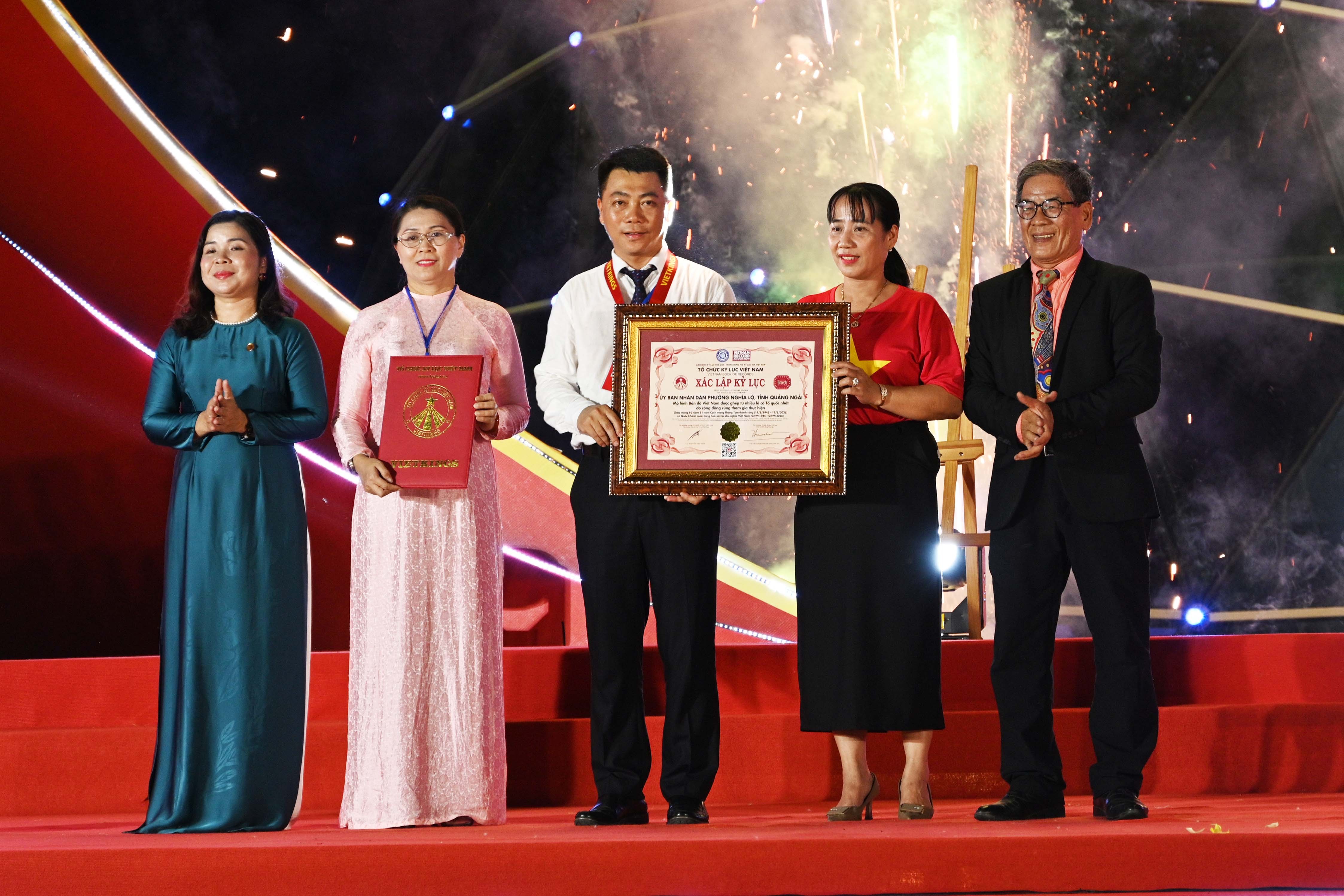 7-dsc-0179a-trao-bang-xac-lap-ky-luc-mo-hinh-co-to-quoc-nhieu-nhat-1787846474.jpg