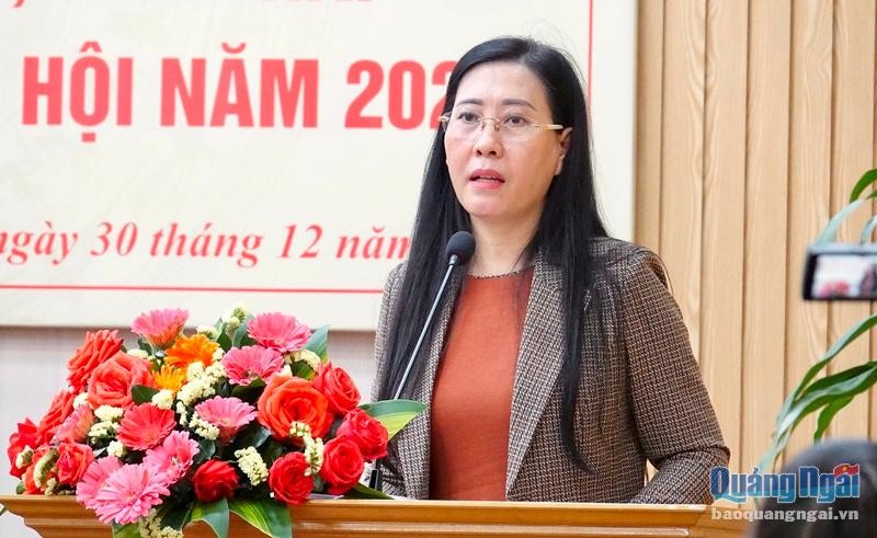 bi-thu-tinh-uy-chu-tich-hdnd-tinh-quang-ngai-bui-thi-quynh-van-phat-bieu-chi-dao-tai-hoi-nghi-1640876011.jpg