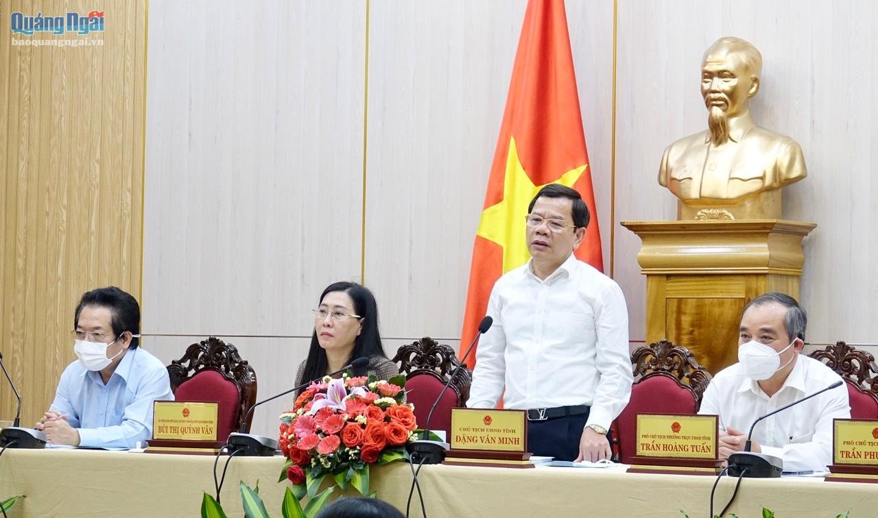 ong-dang-van-minh-chu-tich-ubnd-tinh-quang-ngai-phat-bieu-tai-hoi-nghi-1640876093.jpg