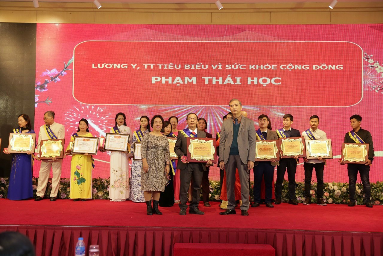 thay-thuoc-cong-hien6-1642512632.jpg