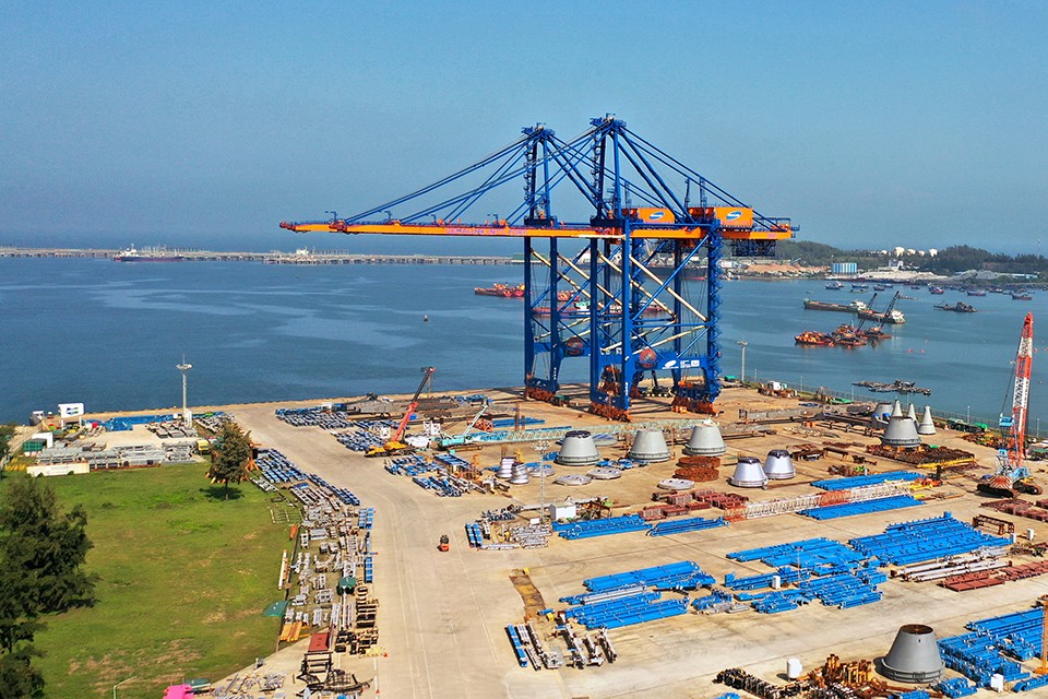 2-cau-bo-super-post-panamax-sts-sieu-truong-sieu-trong-so-7-va-8-da-hoan-thanh-chuan-bi-dua-xuong-tau-van-chuyen-giao-hang-cho-cang-gemalink-tinh-ba-ria-vung-tau-1649238166.JPG