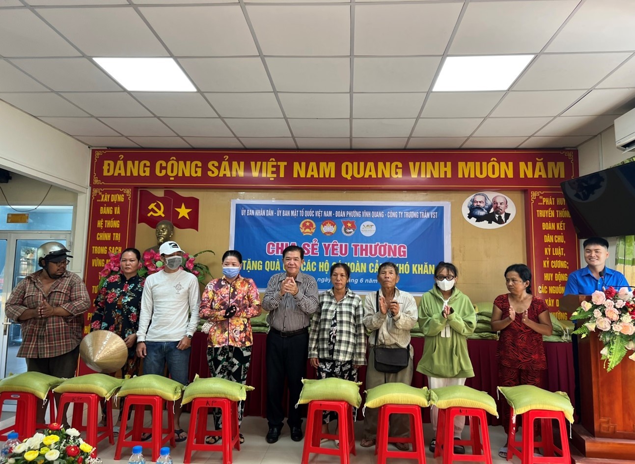 2-kien-giang-trao-qua-cho-ho-ngheo-co-hoan-canh-kho-khan-phuong-vinh-quang-1690185375.jpg