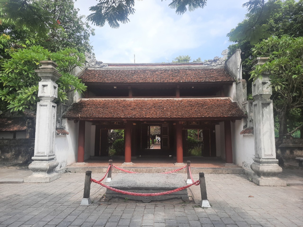 3-nghi-mon-ngoai-den-vua-le-dai-hanh-1691150453.jpg