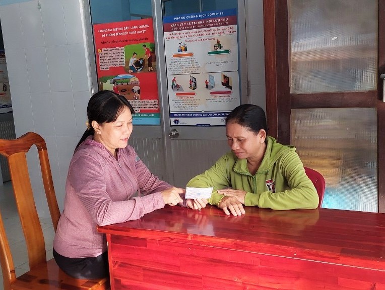 chu-tich-hoi-lhpn-xa-truong-hoa-thi-xa-hoa-thanh-tu-van-huong-dan-hoi-vien-su-dung-the-bhyt-1702600390.jpg