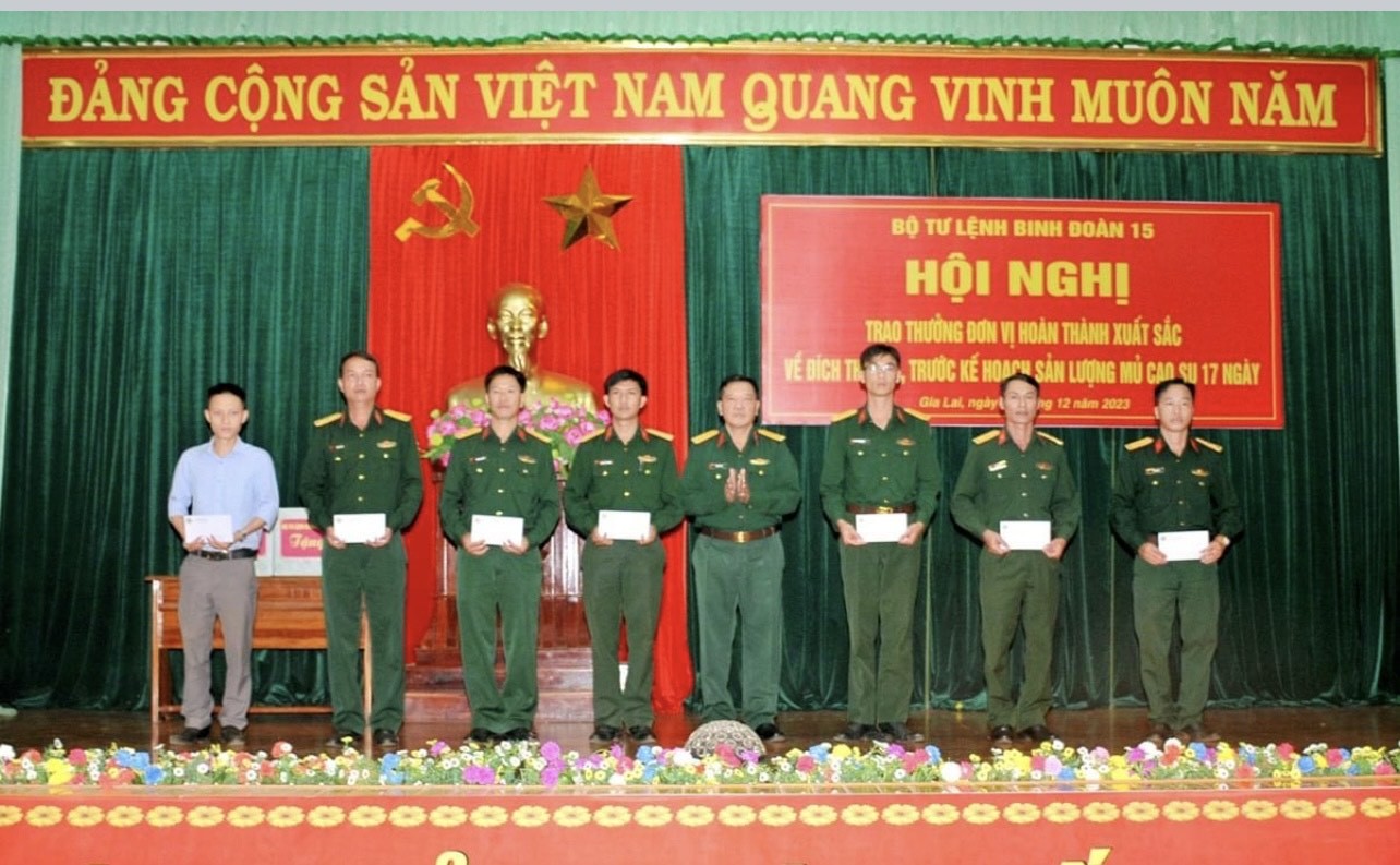 2-lanh-dao-cong-ty-75-trao-thuong-va-tang-giay-khen-cho-cac-tap-the-ca-nhan-ve-dich-som-nhat-1703130281.JPG