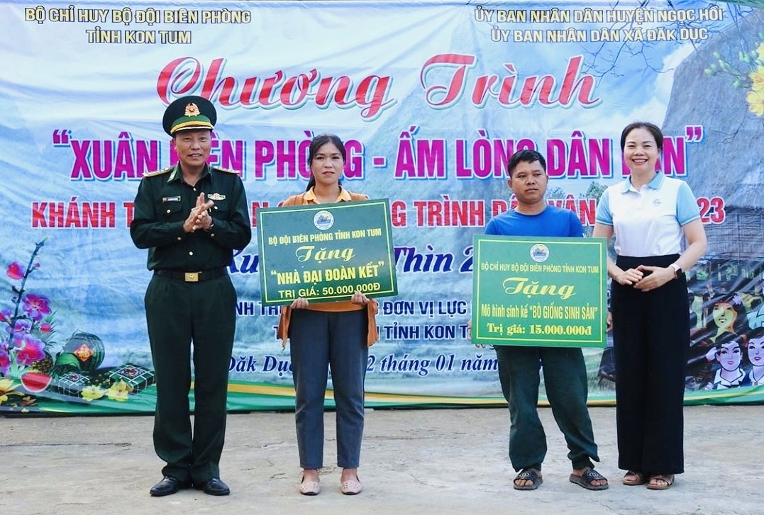 1-lanh-dao-bien-phong-kon-tum-trao-tang-nha-dai-doan-ket-cho-ba-con-dia-phuong-1705719750.JPG