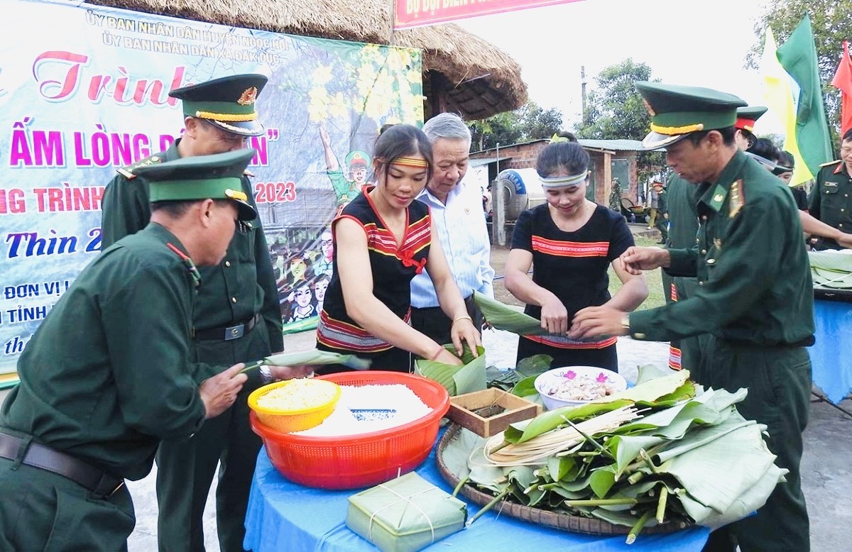 2-quan-dan-cung-goi-banh-chung-xanh-huong-ve-tet-co-truyen-cua-dan-toc-1705719747.JPG