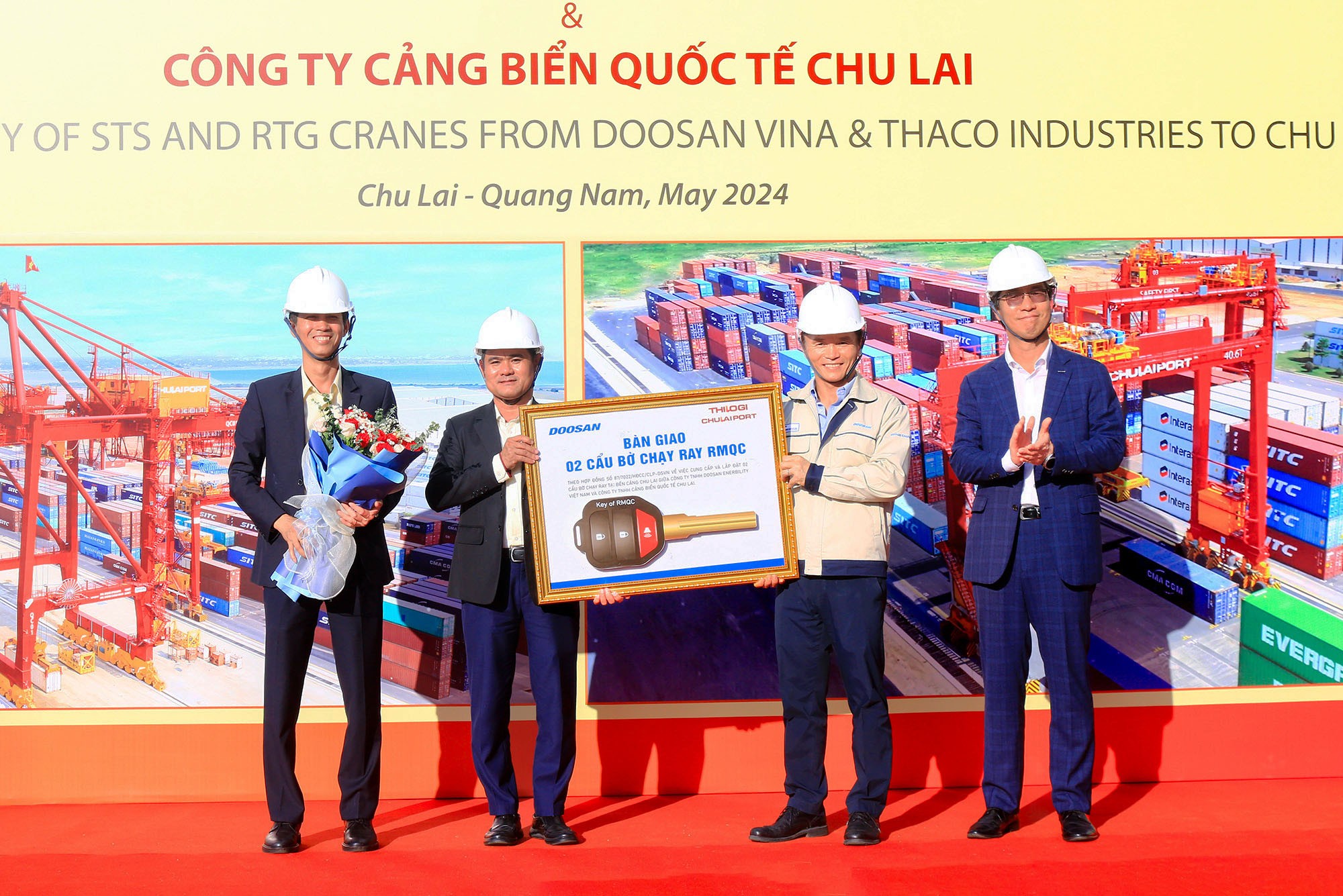 clp-1-le-ban-giao-2-cau-sts-nang-900-tan-dien-ra-tai-cang-chu-lai-1715923216.jpg