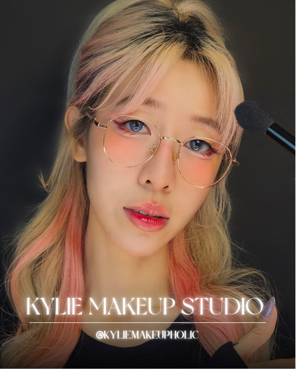 kylie-makeup-academy-1-1716974950.png