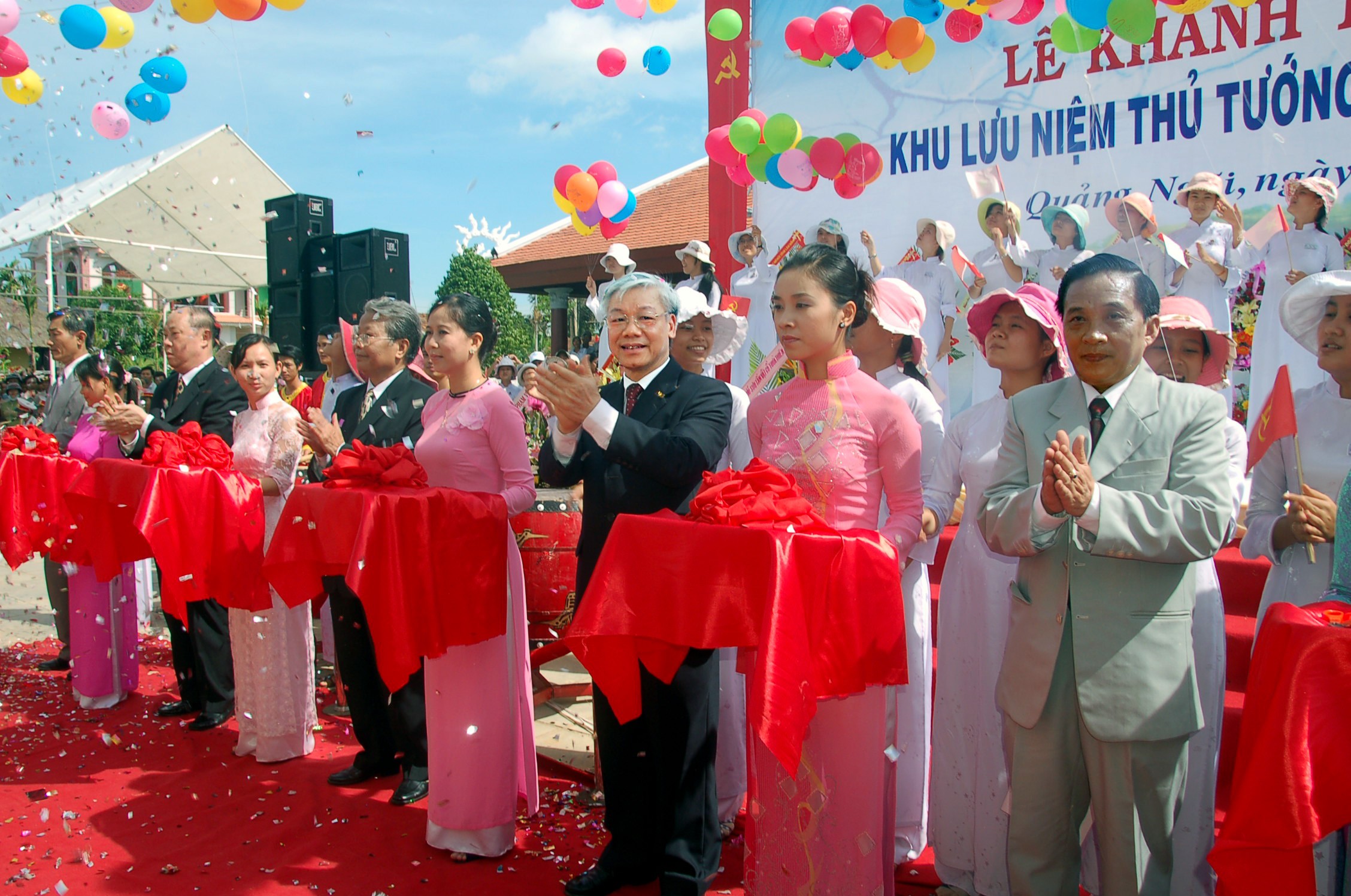 13-chu-tich-quoc-hoi-nguyen-phu-trong-cung-cac-dong-chi-lanh-dao-trung-uong-tinh-cat-bang-khanh-thanh-khu-luu-niem-thu-tuong-pham-van-dong-ngay-01-9-2008-anh-nguyen-dang-lam-1721654408.jpg