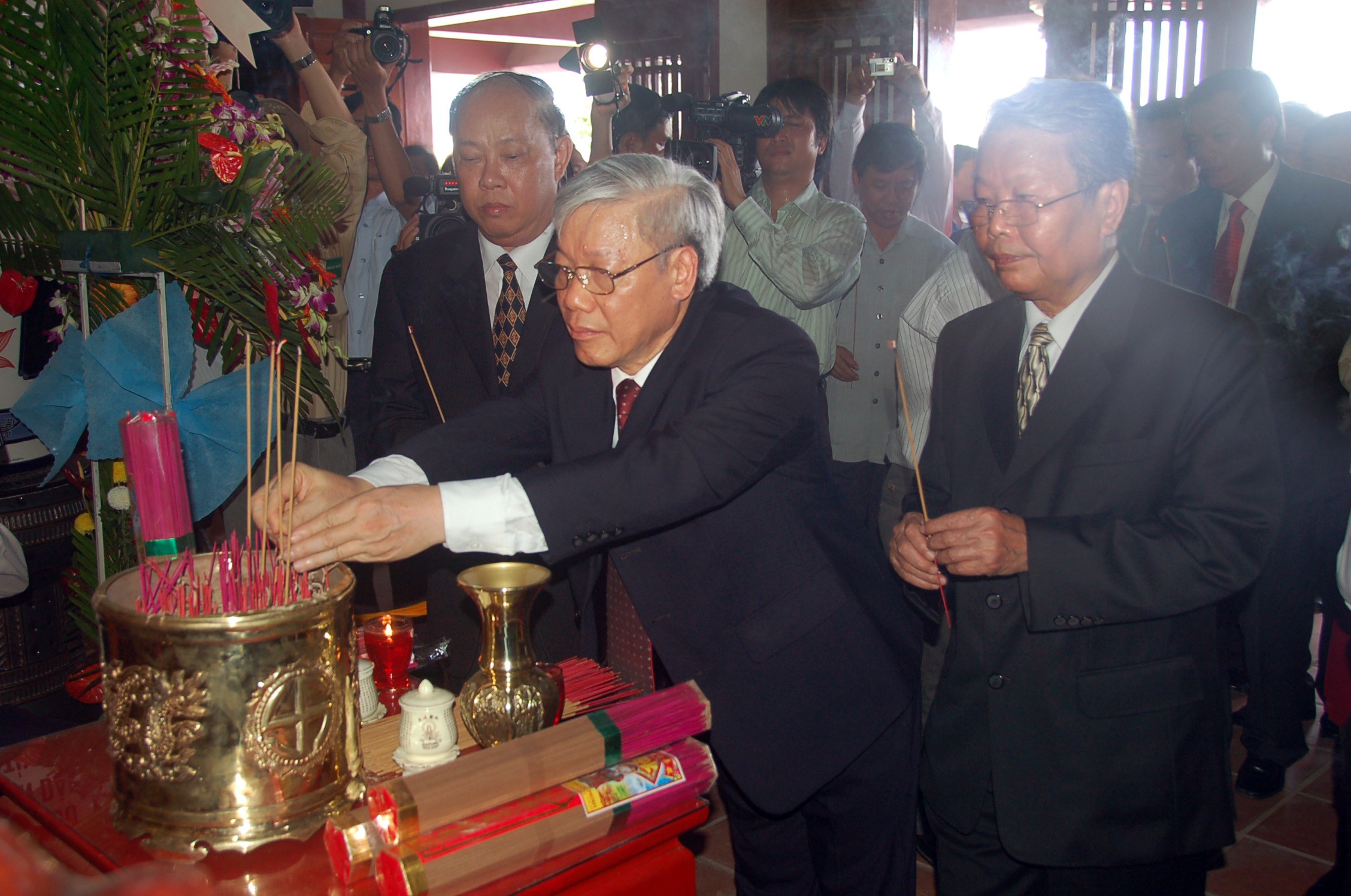 14-chu-tich-quoc-hoi-nguyen-phu-trong-cung-cac-dong-chi-lanh-dao-trung-uong-vieng-co-thu-tuong-pham-van-dong-ngay-01-9-2008-anh-nguyen-dang-lam-1721654408.jpg