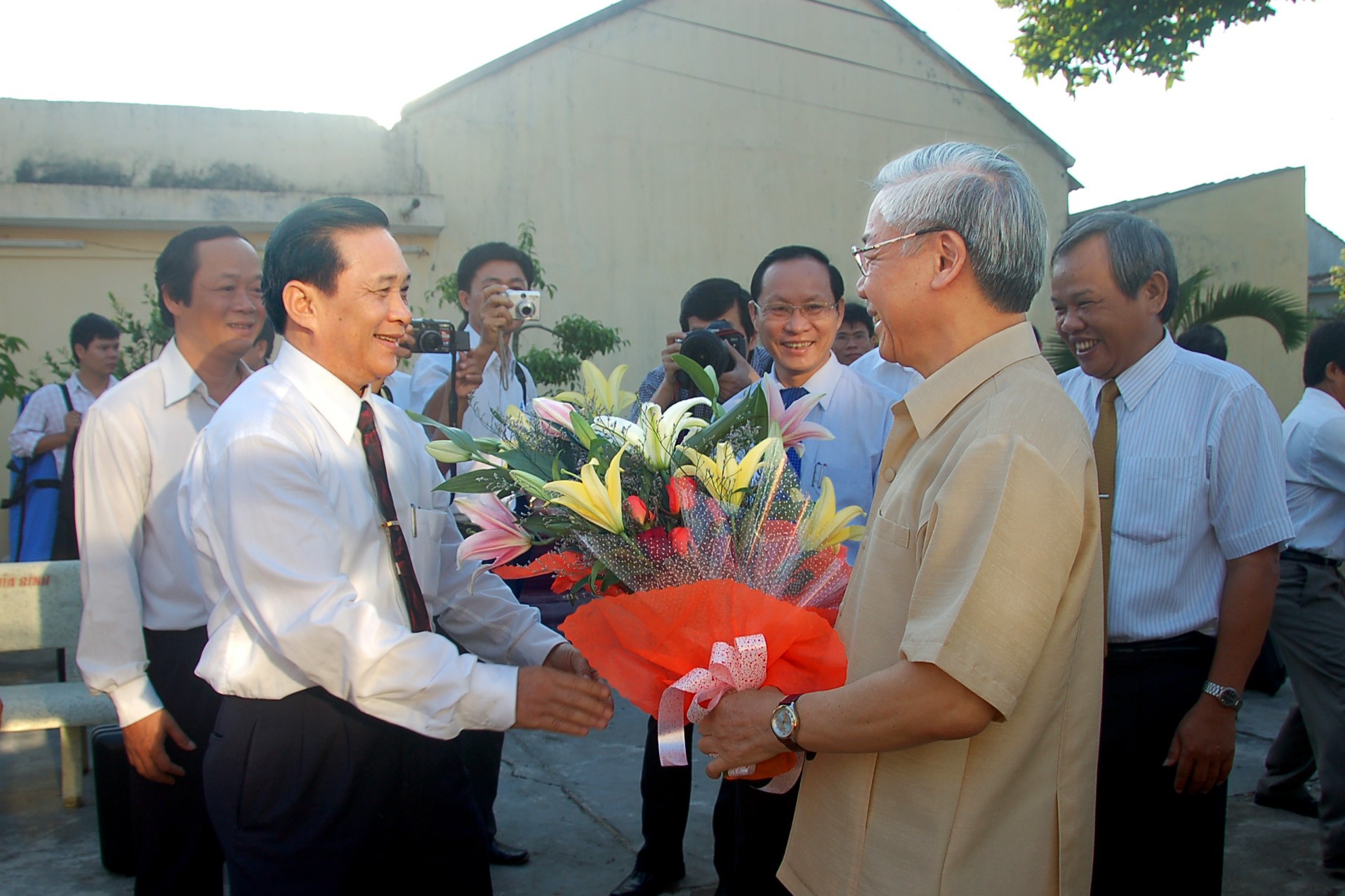 19-dong-chi-pham-dinh-khoi-bi-thu-tinh-uy-tang-hoa-don-chao-dong-chi-nguyen-phu-trong-ve-tham-tinh-quang-ngai-31-8-2008-anh-nguyen-dang-lam-1721655010.jpg