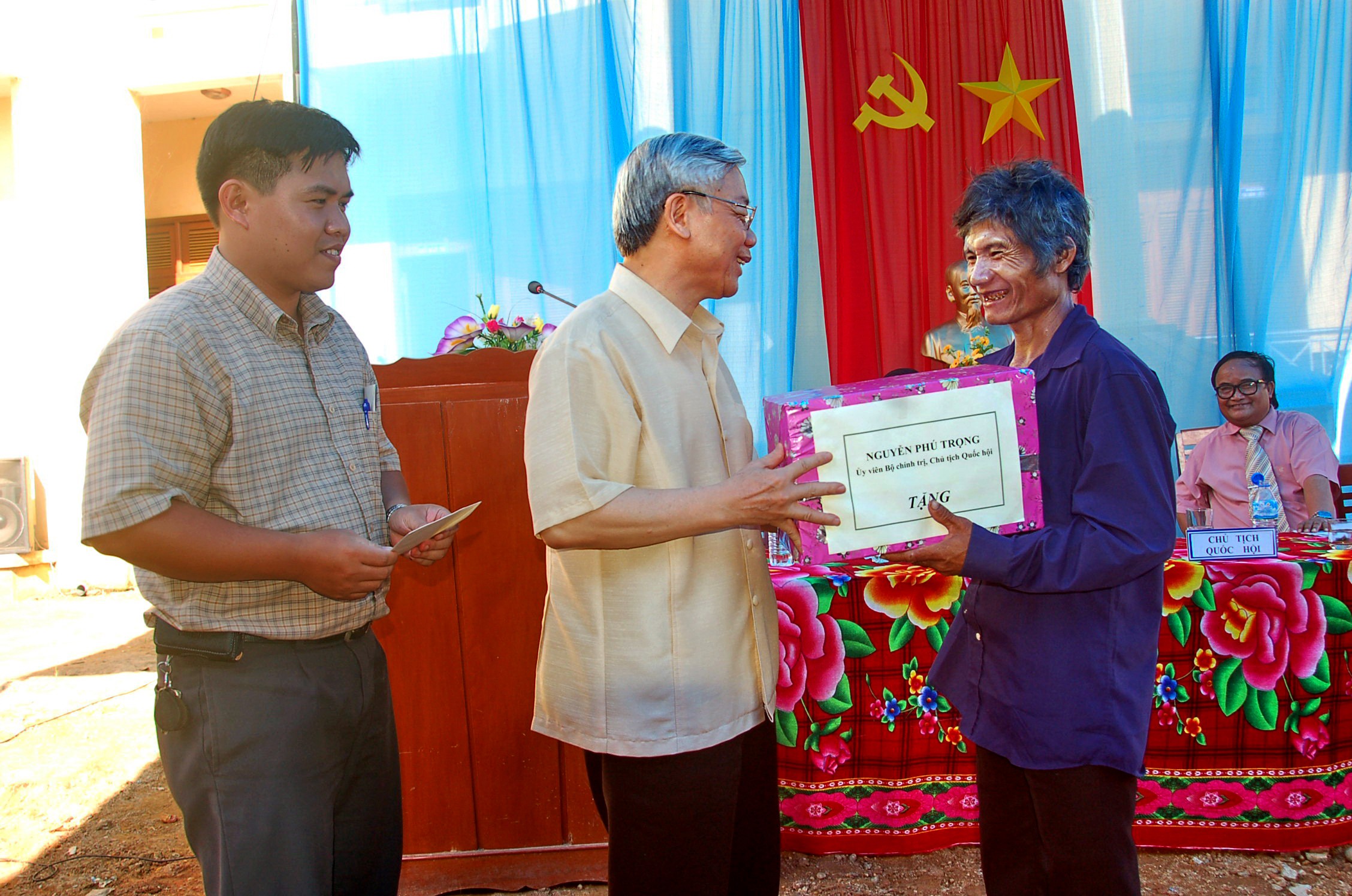 4-chu-tich-quoc-hoi-nguyen-phu-trong-tham-tang-qua-cho-nong-dan-san-xuat-gioi-xa-tra-nham-tay-tra-31-8-2008-anh-nguyen-dang-lam-1721654409.jpg