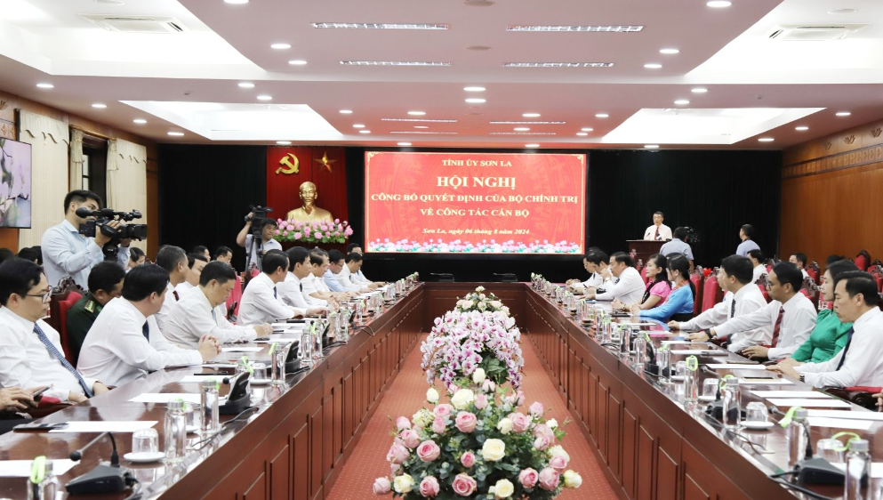 anh-1-hoi-nghi-cong-bo-quyet-dinh-cua-bo-chinh-tri-ve-cong-tac-can-bo-1722936752.png