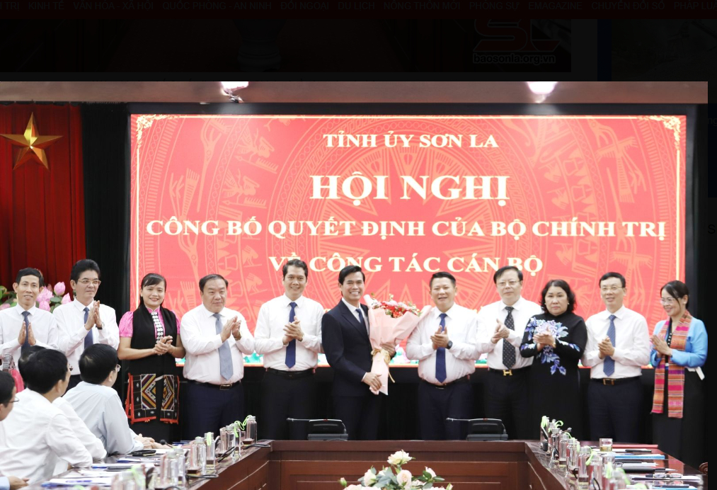 anh-4-cac-dong-chi-trong-ban-thuong-vu-tinh-uy-tang-hoa-chuc-mung-dong-chi-hoang-quoc-khanh-1722936835.png