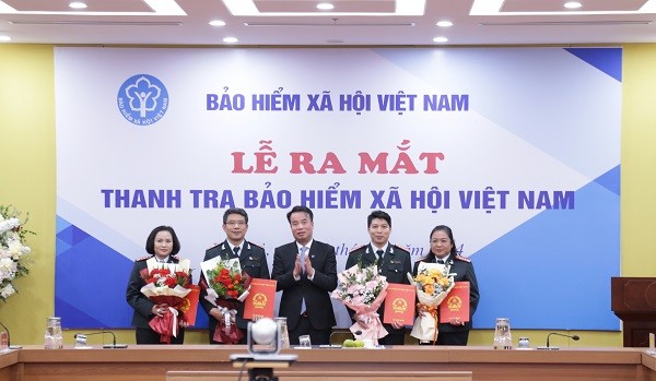 tong-giam-doc-bhxh-viet-nam-nguyen-the-manh-trao-cac-quyet-dinh-ve-cong-tac-can-bo-thanh-tra-bhxh-viet-nam-1723085442.jpg