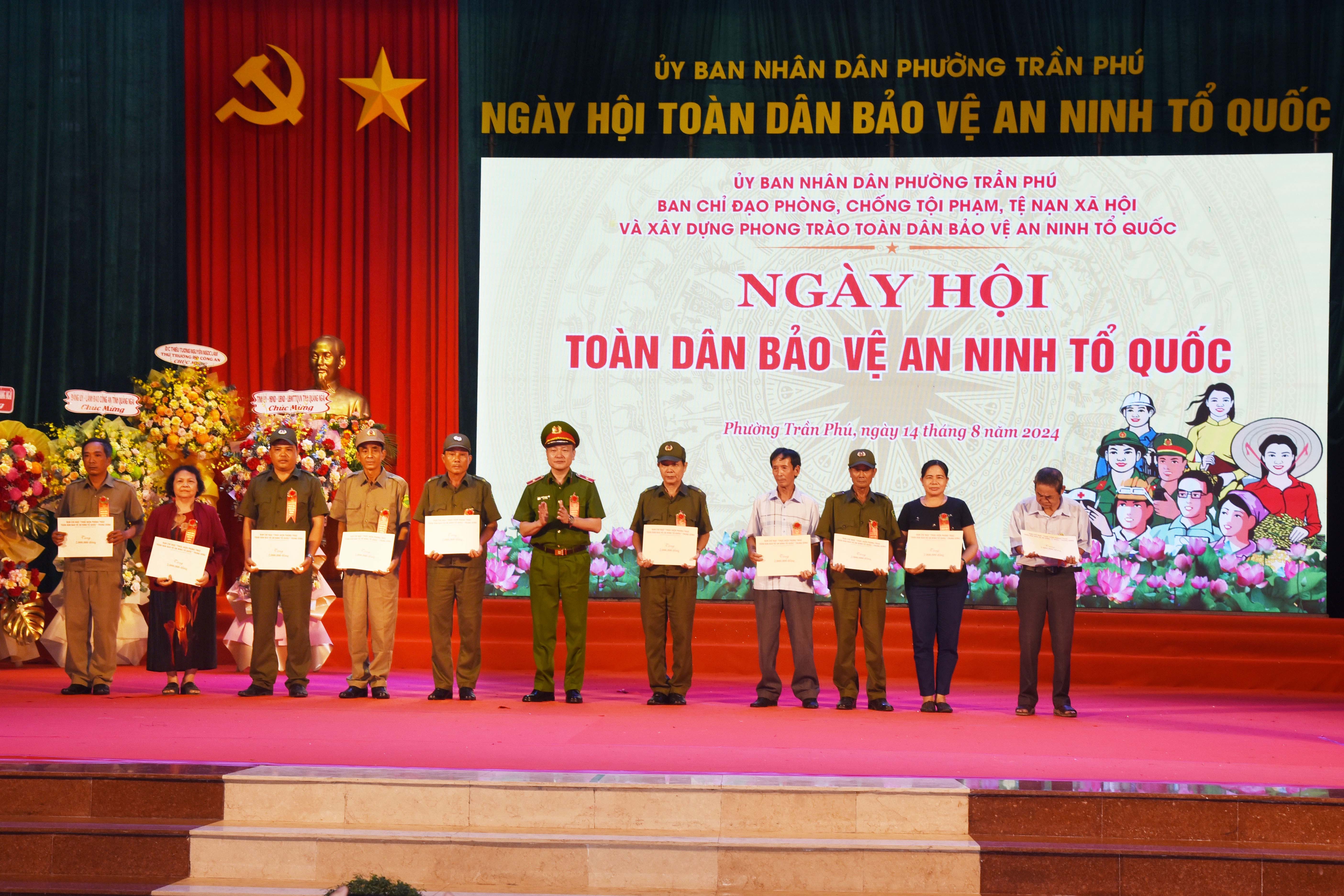 dsc-4000a-thieu-tuong-nguyen-ngoc-lam-thu-truong-bo-cong-an-tang-10-phan-qua-cho-gia-dinh-chinh-sach-gia-dinh-kho-khan-o-phuong-tran-phu-tp-quang-ngai-1723630875.jpg