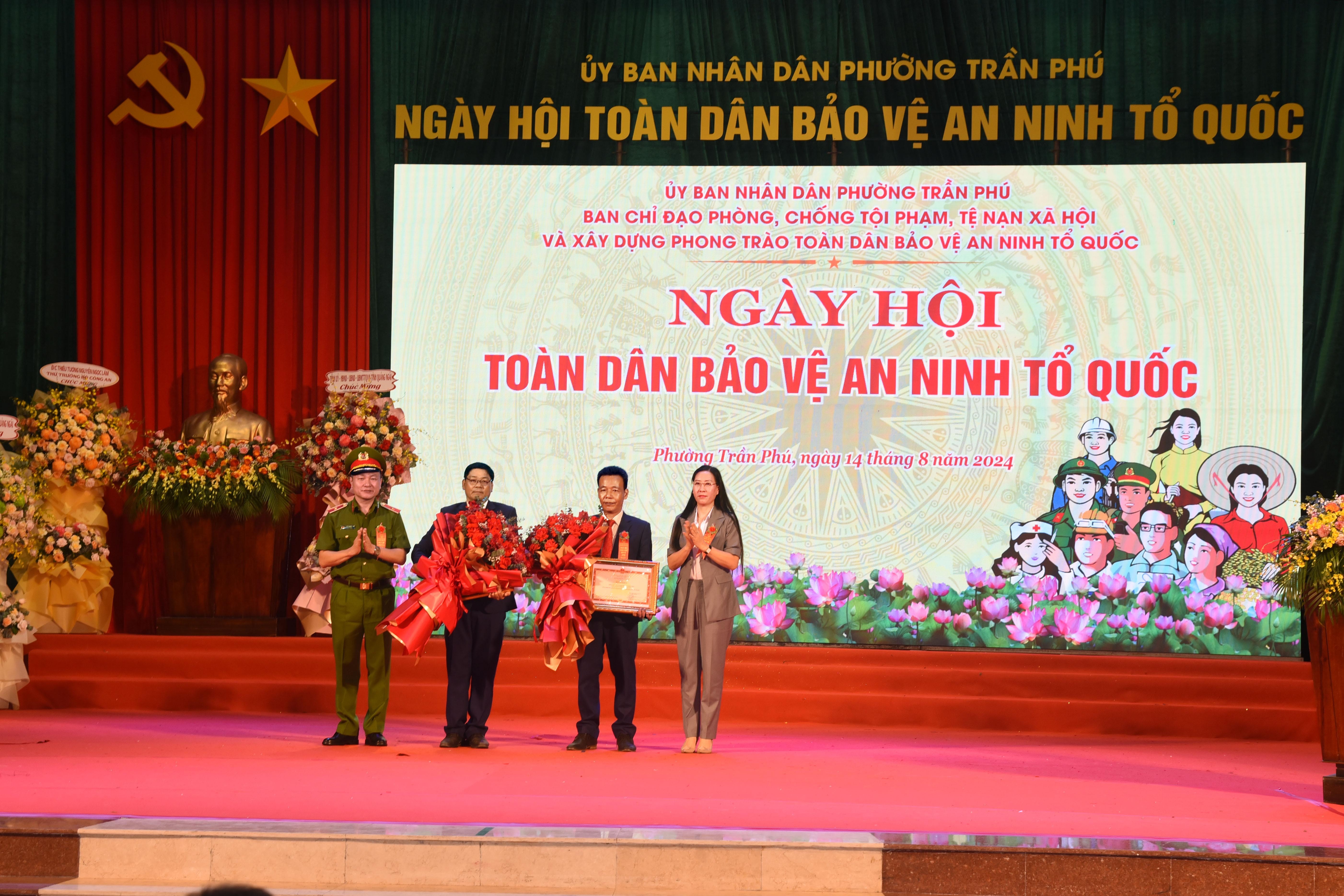 dsc-4019-thieu-tuong-nguyen-ngoc-lam-thu-truong-bo-cong-an-tang-bang-khen-cho-tap-the-va-ca-nhan-phuong-tran-phu-1723630876.jpg