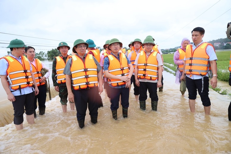 thu-tuong-yeu-cau-kiem-soat-chat-che-huong-dan-ho-tro-bao-dam-an-toan-giao-thong-nhat-la-tai-cac-khu-vuc-ngap-sau-nuoc-chay-xiet-khu-vuc-co-nguy-co-sat-lo-1725942810.jpg