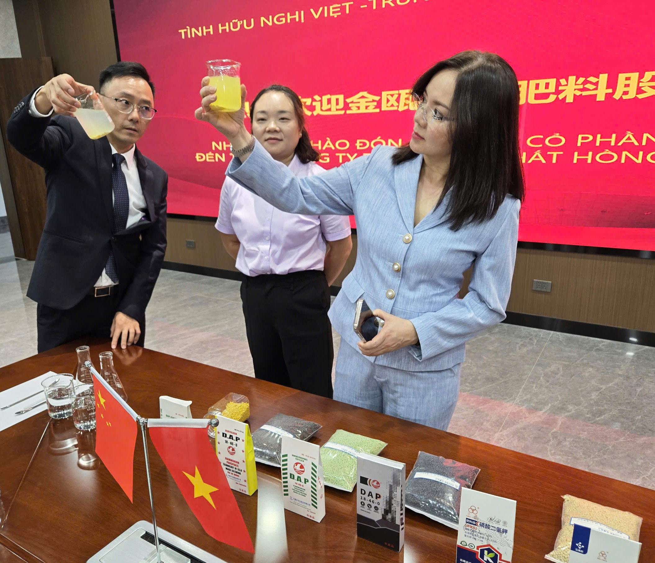 dai-dien-pvcfc-xem-xet-san-pham-voi-pvcfc-chat-luong-san-pham-luon-duoc-uu-tien-hang-dau-1732029701.jpg