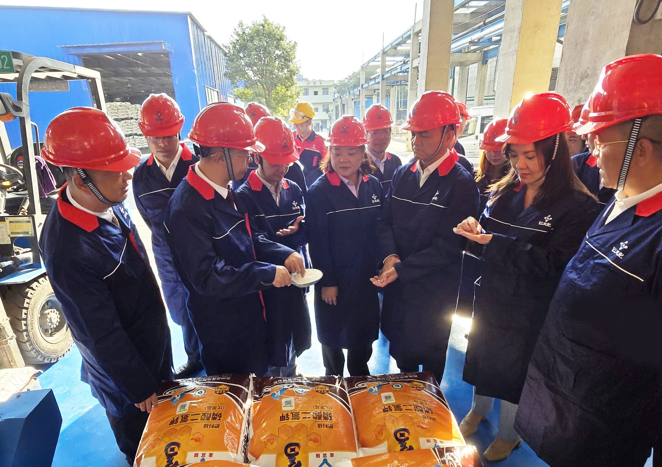 doan-cong-tac-pvcfc-di-tham-va-tim-hieu-ve-nha-may-hong-lan-1732030098.jpg