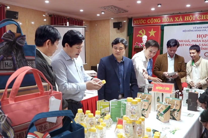 1-hoi-dong-danh-gia-phan-hang-san-pham-ocop-xem-xet-danh-gia-san-pham-1735203199.jpg