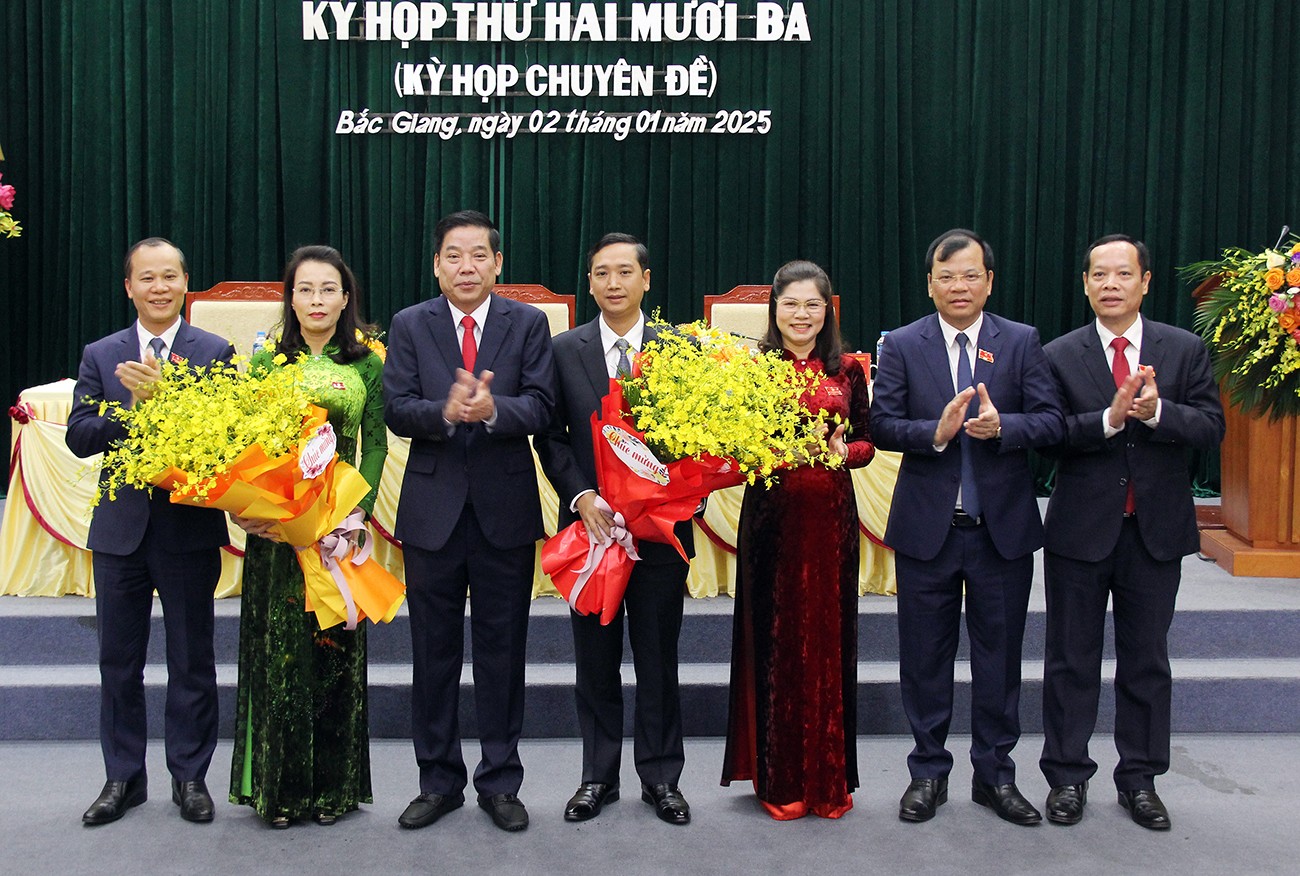 cac-dong-chi-lanh-dao-tinh-bac-giang-tang-hoa-chuc-mung-cac-dong-chi-nguyen-thi-huong-nguyen-viet-oanh-1735823615.jpg