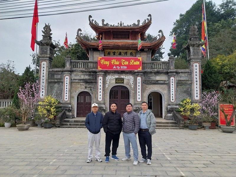 du-khach-luu-niem-truoc-den-bao-ha-1737693324.jpg