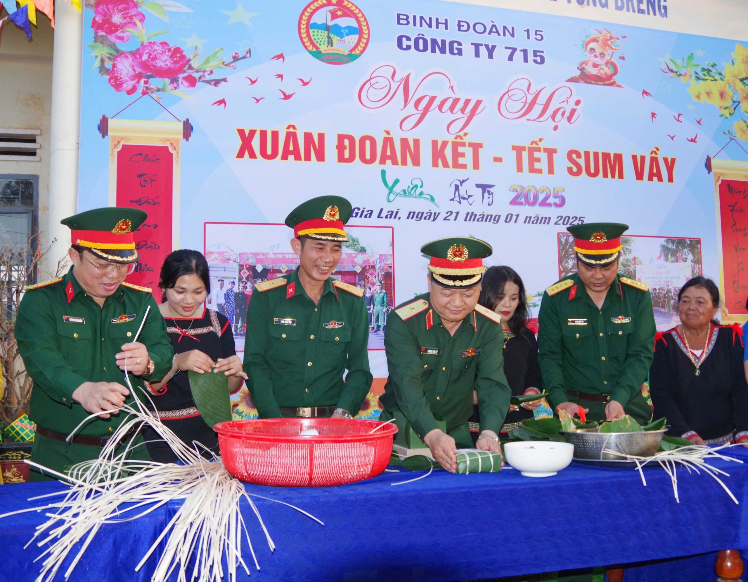 1-thieu-tuong-hoang-van-sy-tu-lenh-binh-doan-15-tham-gia-goi-banh-chung-xanh-voi-ba-con-dia-phuong-1737860683.jpg