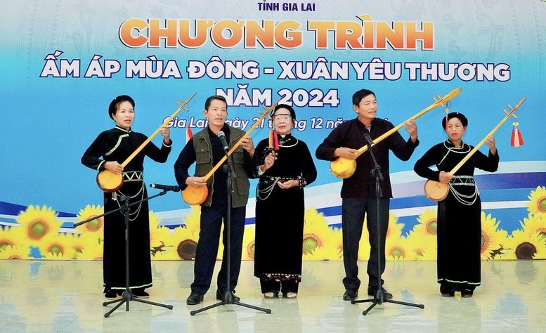 cau-lac-bo-dan-tinh-hat-then-bang-lang-bieu-dien-tai-mot-chuong-trinh-o-dia-phuong-1736987178829687076546-1737861239.jpg