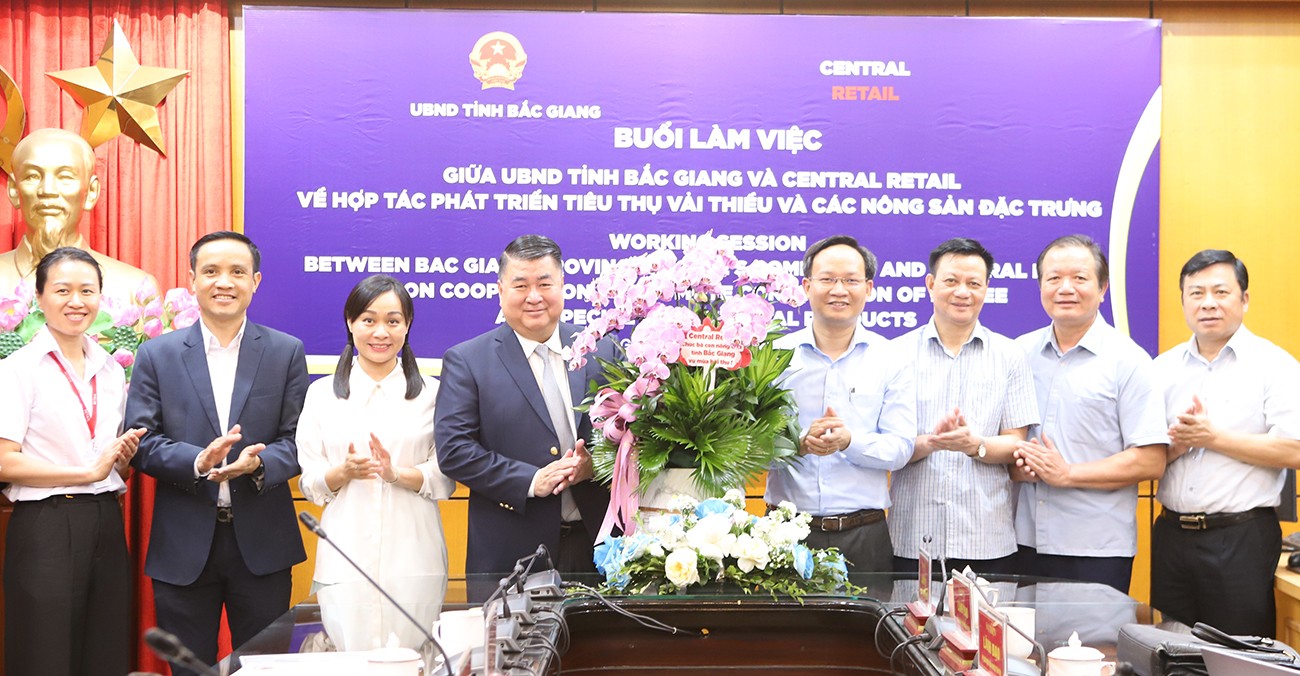 ong-le-manh-phong-giam-doc-dieu-hanh-chuoi-central-retail-va-cac-thanh-vien-trong-doan-tang-hoa-lanh-dao-tinh-bac-giang-1745282441.jpg
