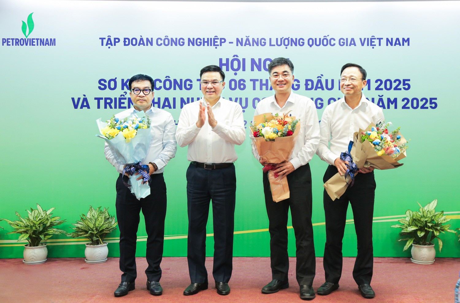 2bsr-vinh-du-duoc-tap-doan-cong-nghiep-nang-luong-quoc-gia-viet-nam-vinh-danh-la-mot-trong-ba-don-vi-cua-tap-doan-hoan-thanh-toan-dien-ke-hoach-quan-tri-6-thang-dau-nam-ve-san-luong-san-xuat-va-cac-chi-tieu-1751514532.jpg