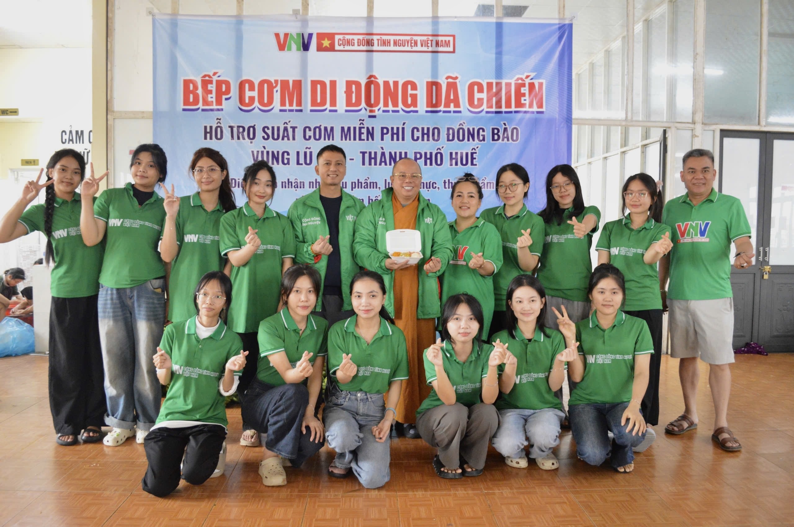 hinh-anh-thuong-toa-thich-thanh-cuong-cung-cac-tinh-nguyen-vien-bep-com-di-dong-da-chien-1762609727.JPG