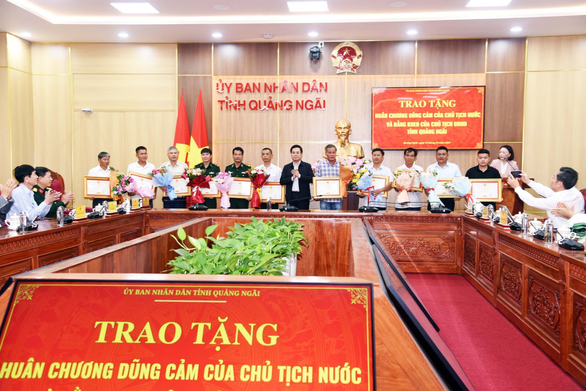 3-ong-nguyen-hoang-giang-chu-tich-ubnd-tinh-quang-ngai-trao-bang-khen-cho-cac-tap-the-ca-nhan-1765792668.jpg