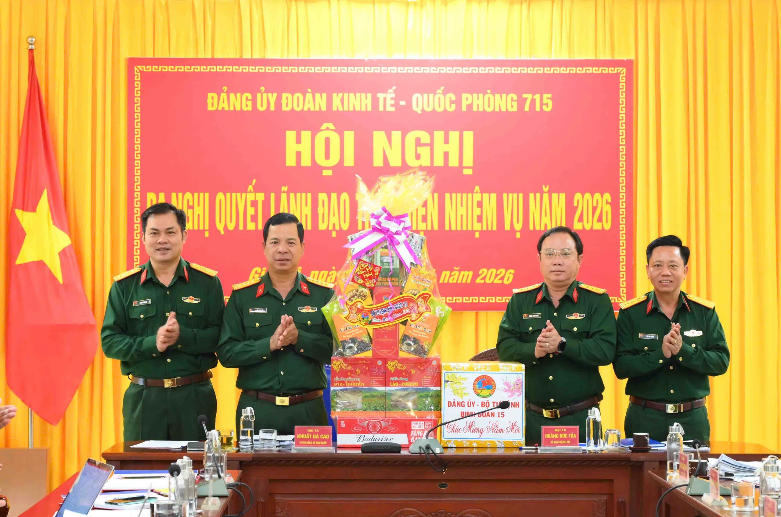 4-dai-ta-khuat-ba-cao-bi-thu-dang-uy-pho-tu-lenh-binh-doan-15-nguoi-thu-2-tu-trai-sang-den-tham-kiem-tra-tang-qua-nam-moi-cho-doan-ktqp-715-1768099746.jpg