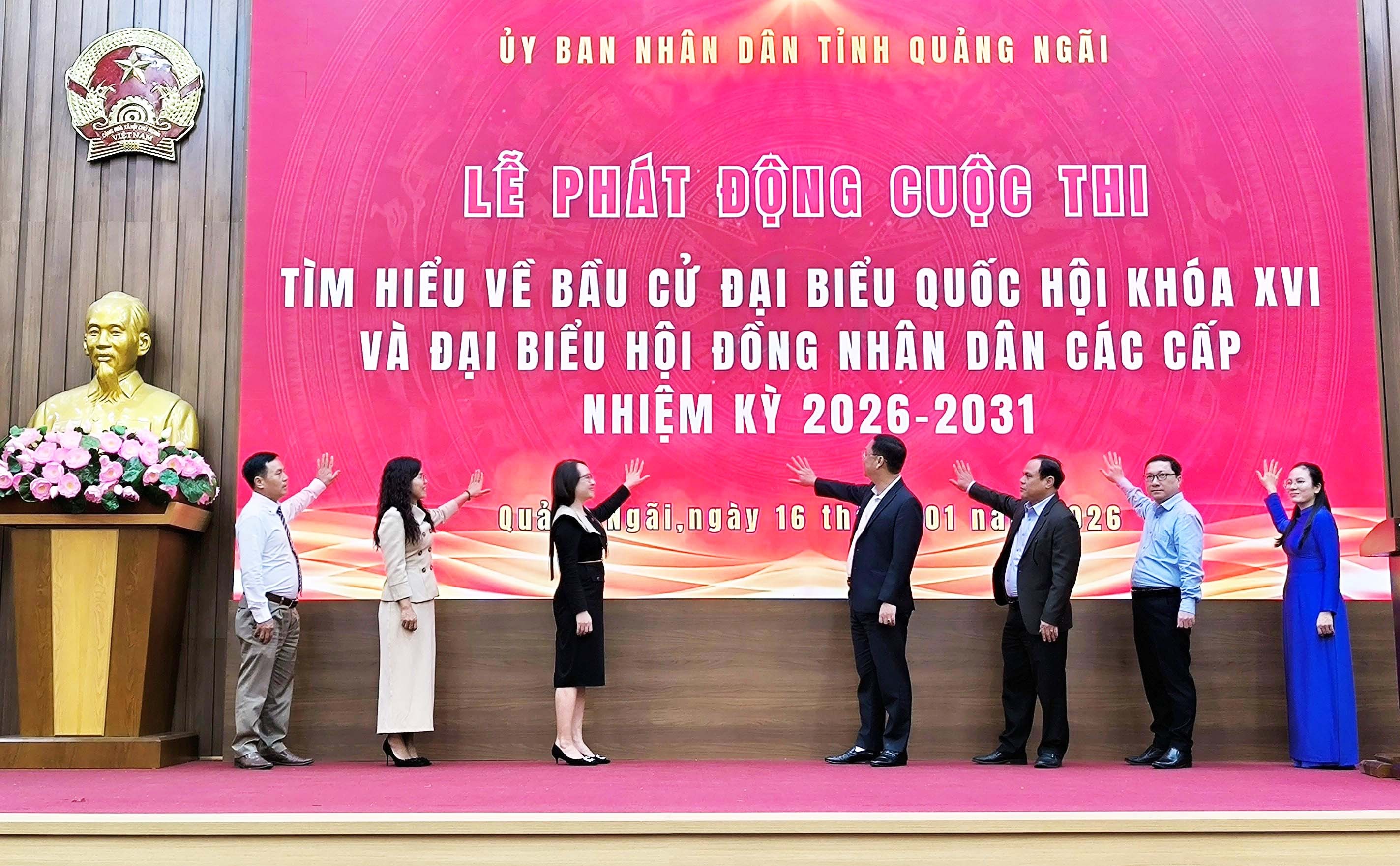 6-ong-nguyen-cong-hoang-pct-ubnd-tinh-va-dai-dien-lanh-dao-cac-don-vi-trong-btc-cuoc-thi-thuc-hien-nghi-le-phat-dong-1768556050.jpg