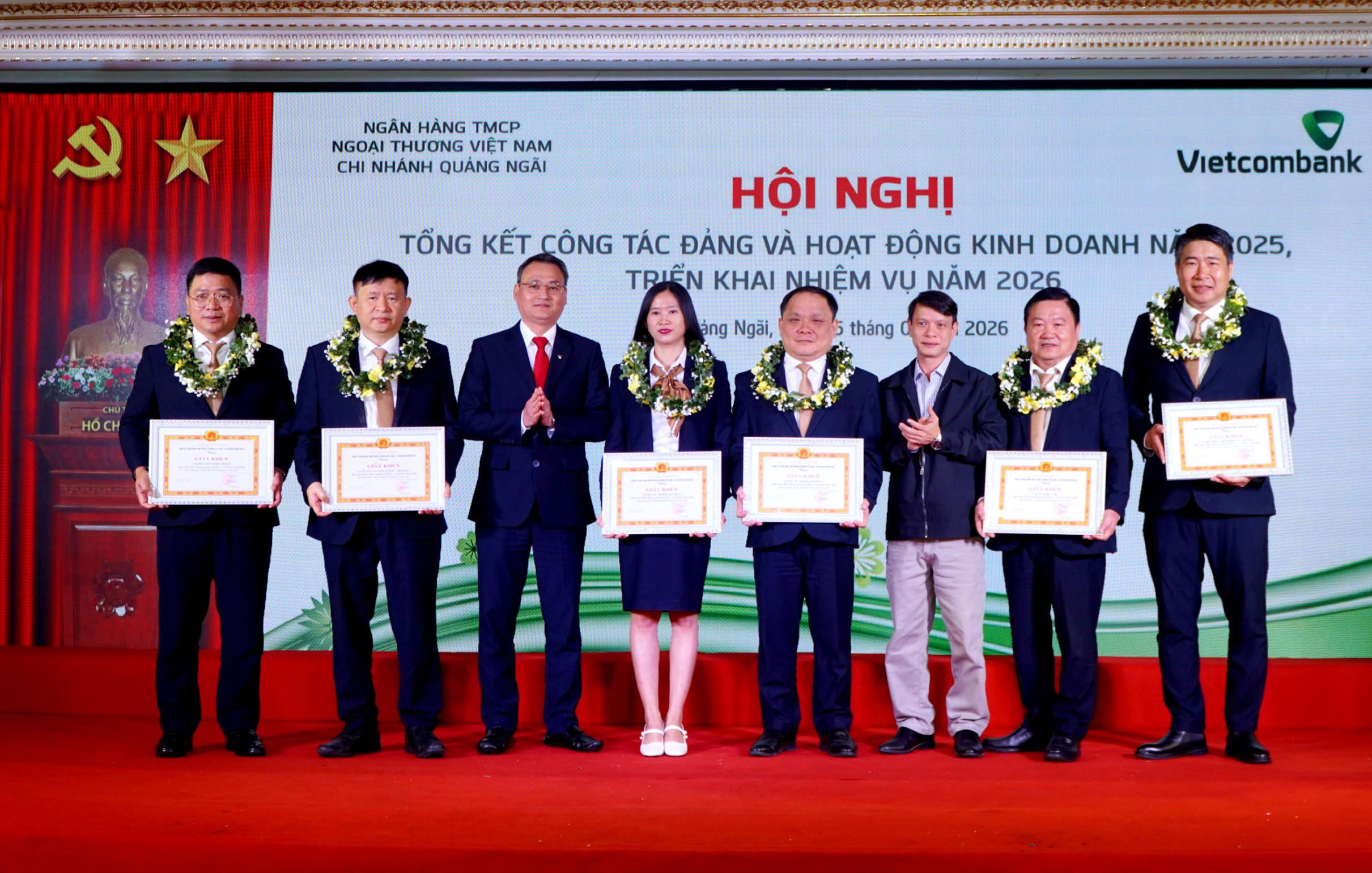 2-trao-tang-bang-khen-cua-thong-doc-ngan-hang-nha-nuoc-cho-ca-nhan-cua-vietcombank-quang-ngai-dat-thanh-tich-xuat-sac-trong-cong-tac-nam-2025-1769348407.jpg