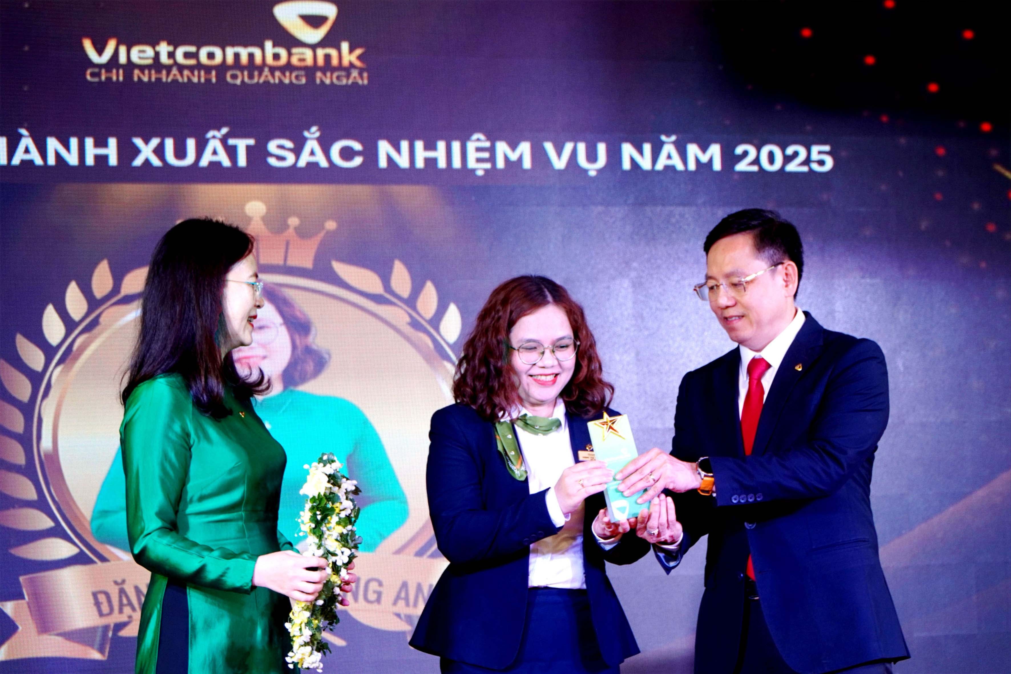 3-lanh-dao-vietcombank-quang-ngai-trao-cup-vinh-danh-ca-nhan-co-thanh-tich-tieu-bieu-gop-phan-hoan-thanh-ke-hoach-kinh-doanh-cua-don-vi-1769348408.jpg