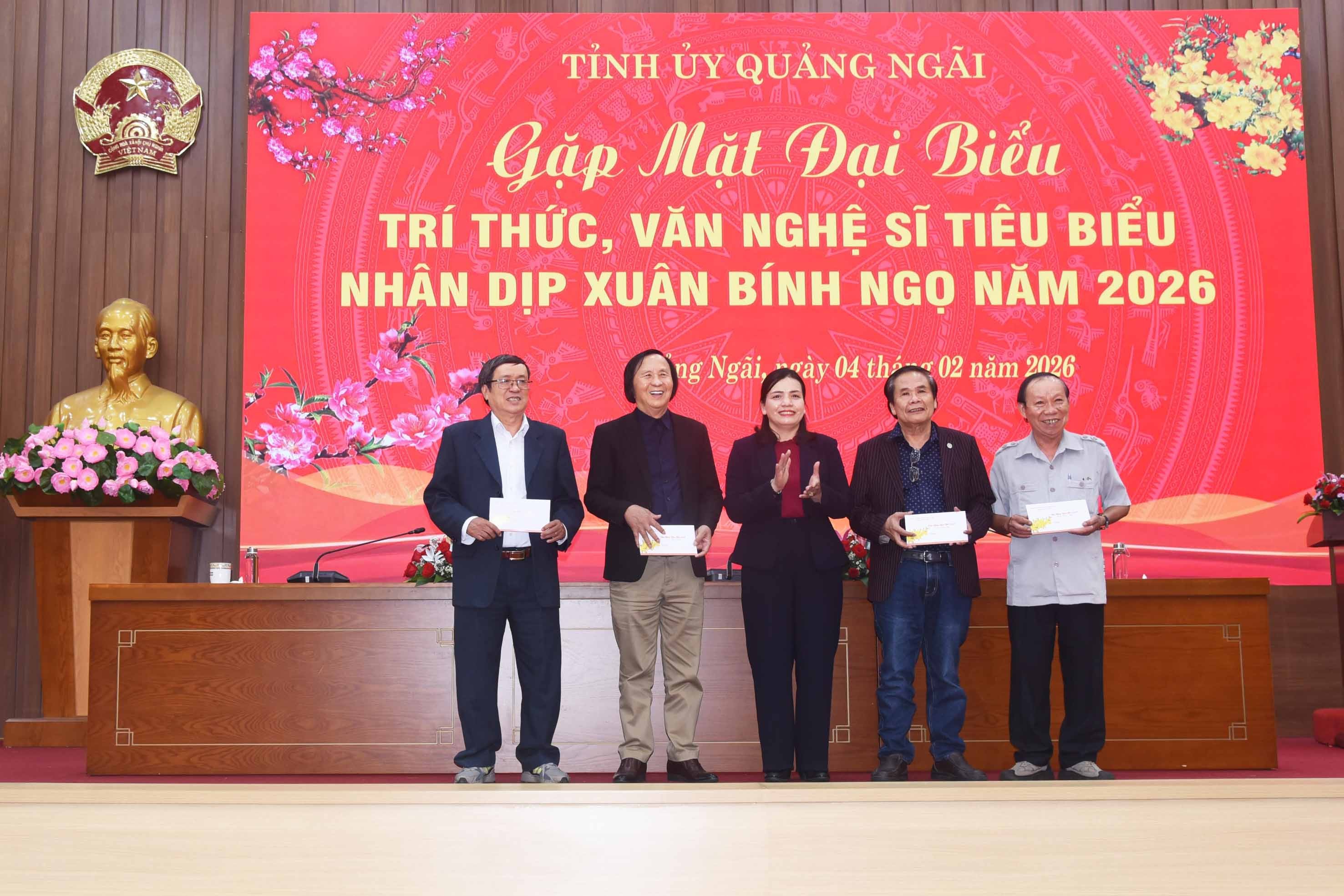 10a-dong-chi-y-ngoc-pho-chu-tich-tt-tbnd-tinh-trao-qua-cho-cac-dong-chi-nguyen-lanh-dao-hoi-vhnt-tinh-1770212507.jpg