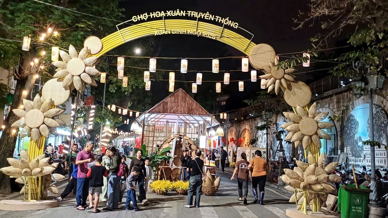 Cổng vào chợ hoa