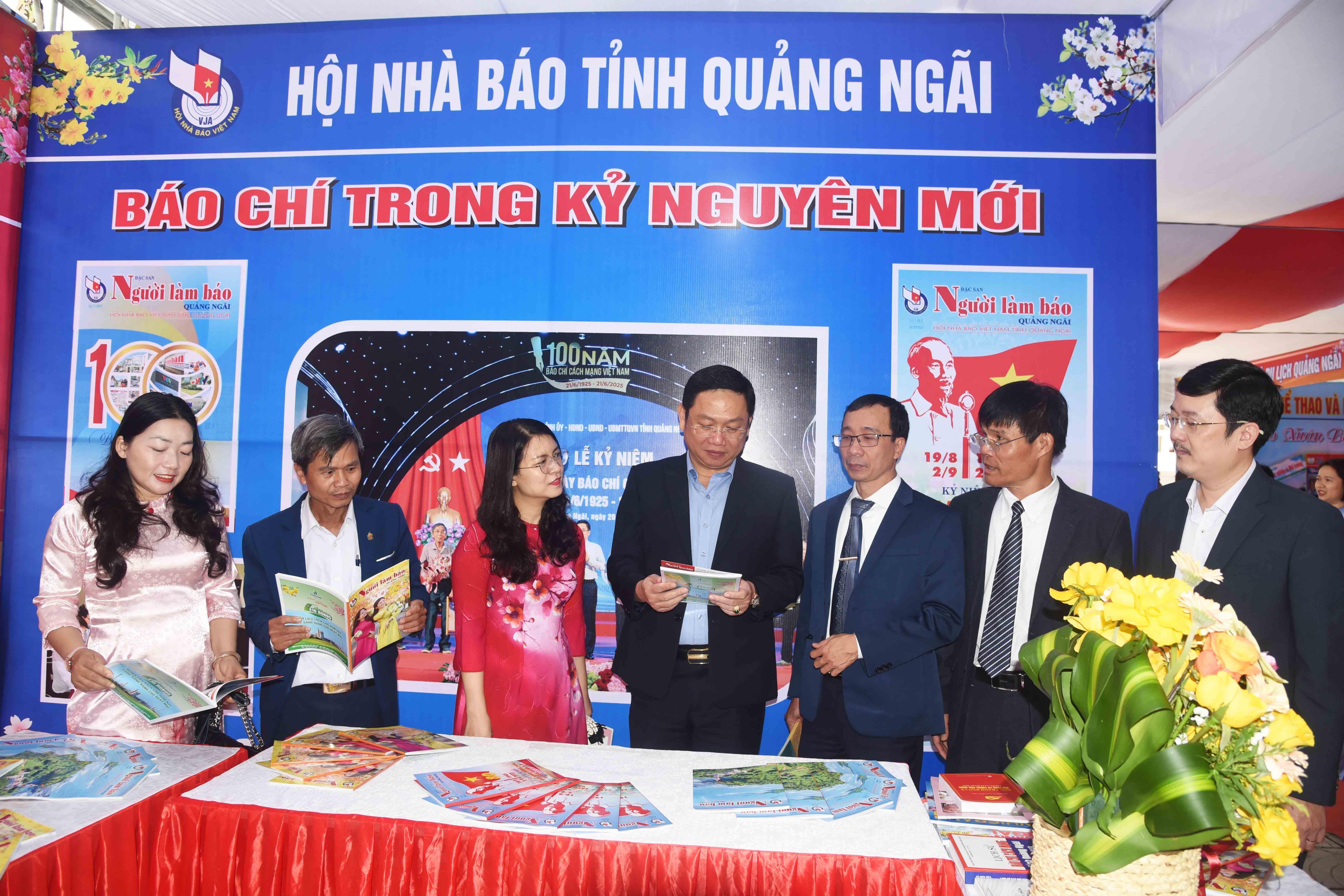 15-pho-chu-tich-ubnd-tinh-quang-ngai-nguyen-cong-hoang-tham-quay-bao-tap-chi-dac-san-cua-hoi-nha-bao-tinh-1770708659.jpg