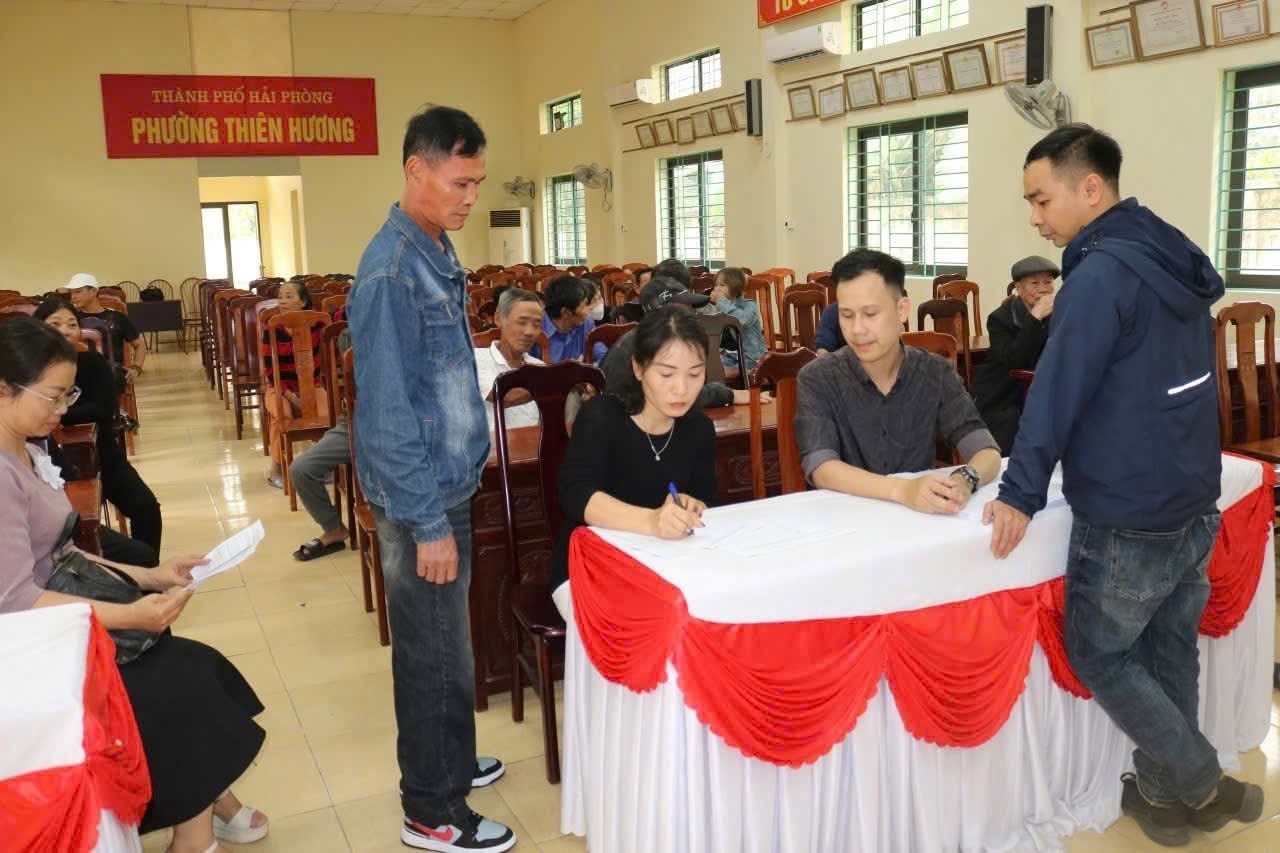 Hội nghị lấy ý kiến các hộ dân có đất bị thu hồi đất phục vụ GPMB triển khai Dự dán.  (Ảnh : Yên Bình )