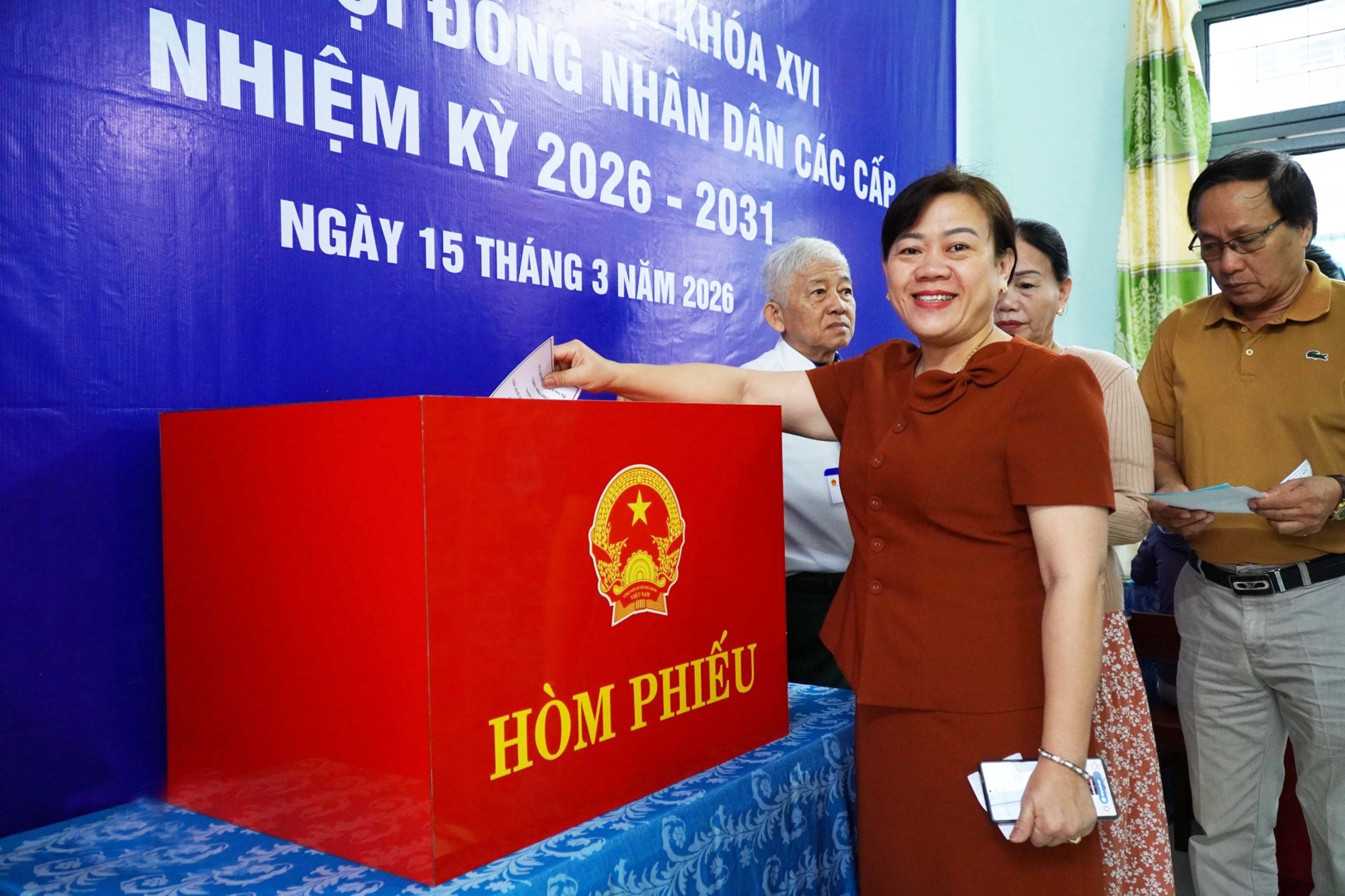 13-uy-vien-ban-thuong-vu-tinh-uy-pho-chu-tich-thuong-truc-uy-ban-mttq-viet-nam-tinh-y-thi-bich-tho-tham-gia-bo-phieu-bau-cu-thuc-hien-quyen-va-nghia-vu-cua-cong-dan-1773560439.jpg