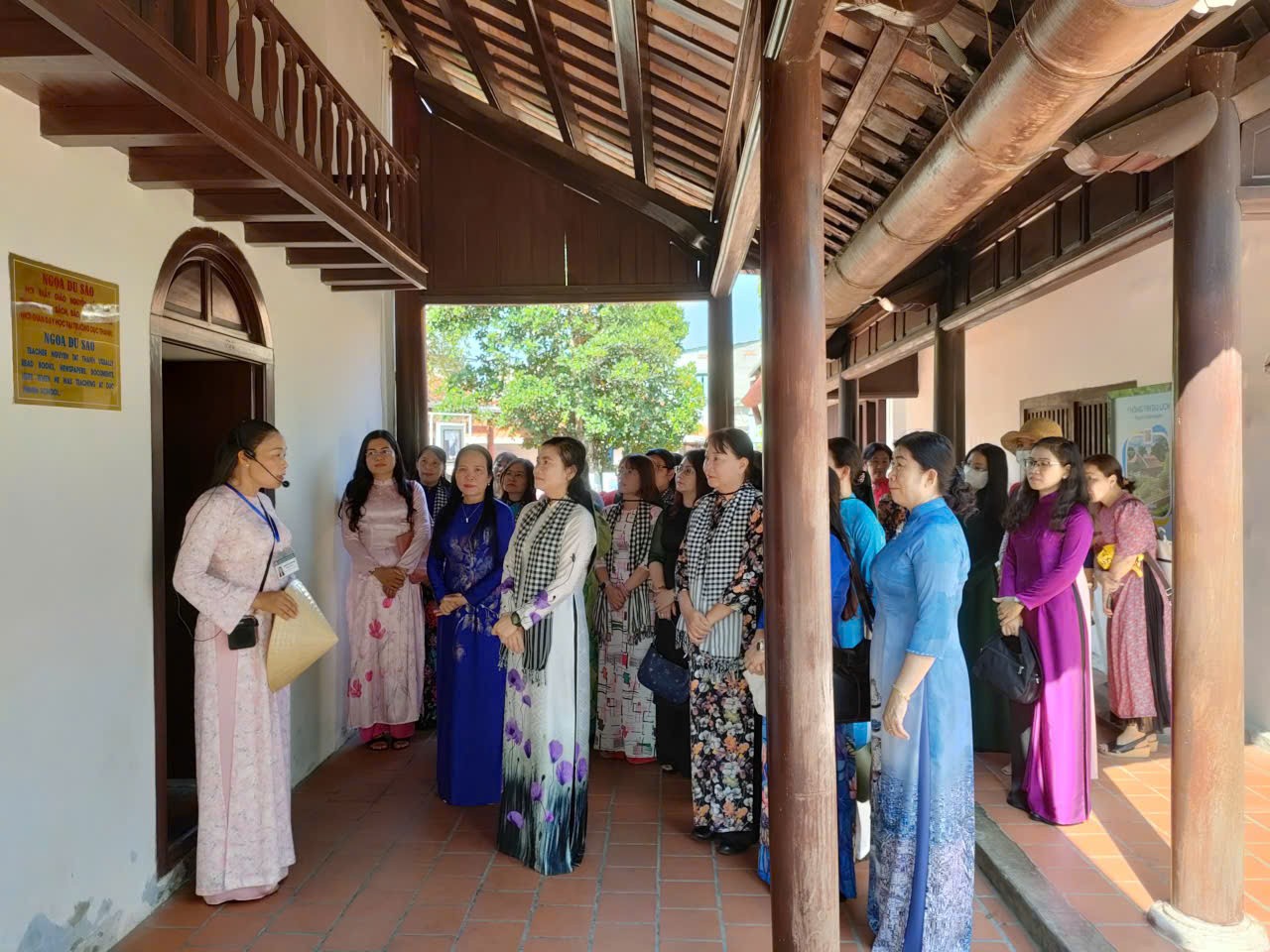 hinh-2-trung-uong-hoi-lien-hiep-phu-nu-viet-nam-tham-quan-nghe-thuyet-minh-gioi-thieu-ve-can-gac-ngoa-du-sao-trong-khu-di-tich-duc-thanh-1773742285.jpg
